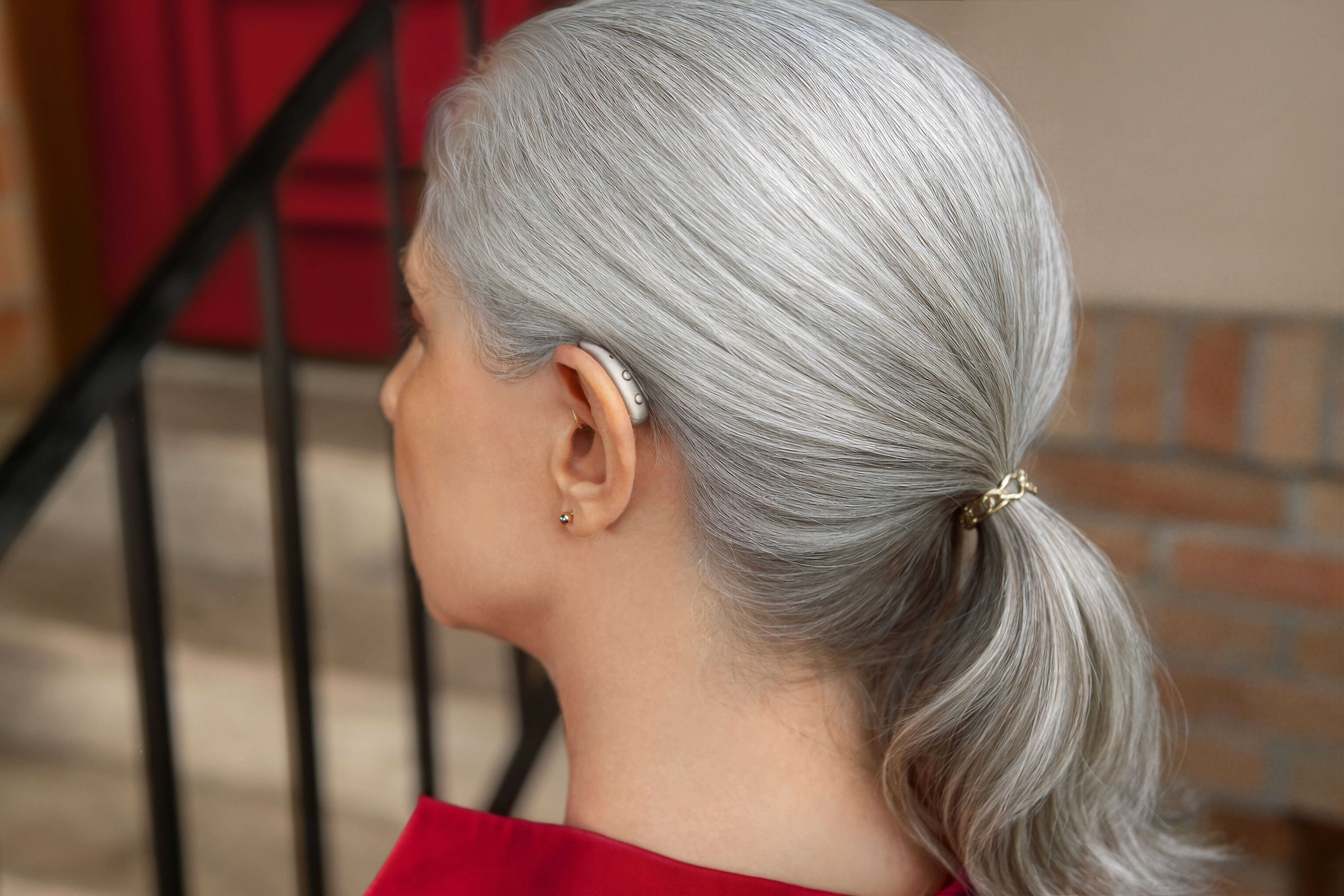 Person wearing Signia MaX behind ear