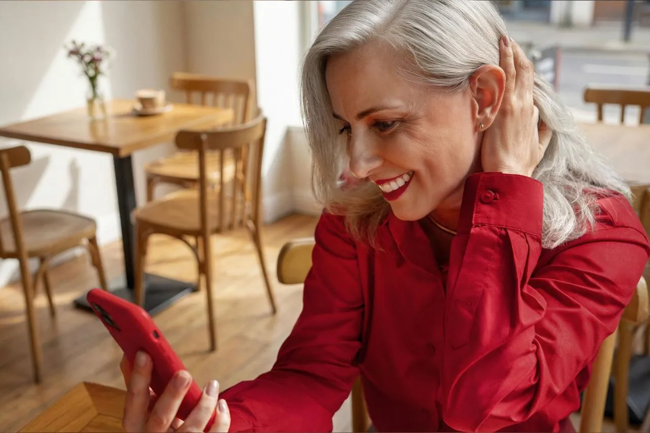 Woman using Signia MaX with phone
