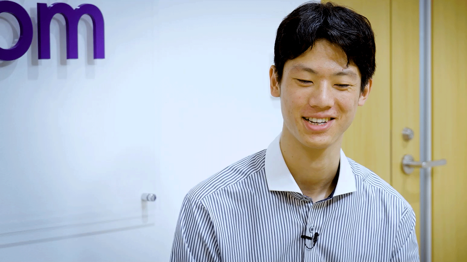 小林優太選手がインタビューを受ける様子