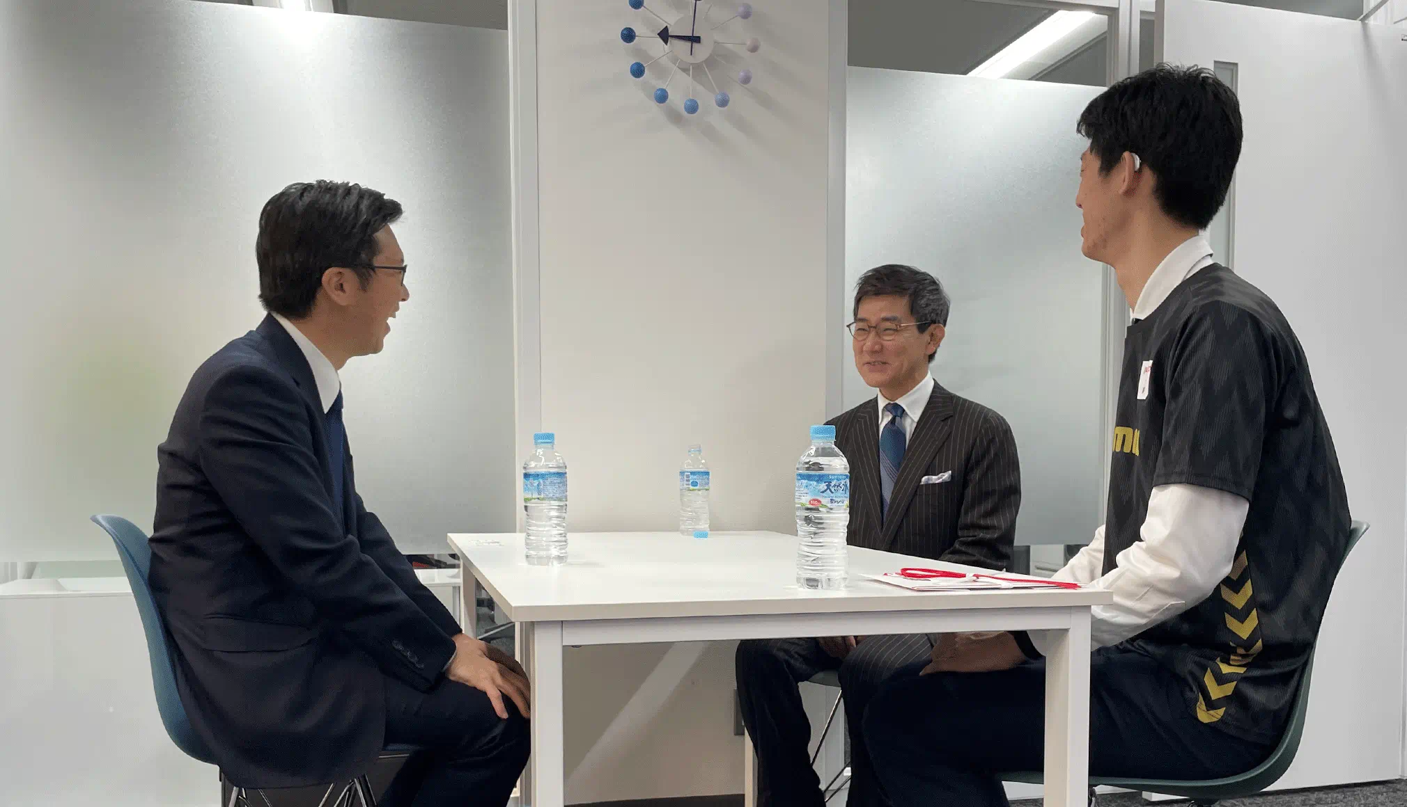 歓談する小林選手、伊木市長、松崎社長