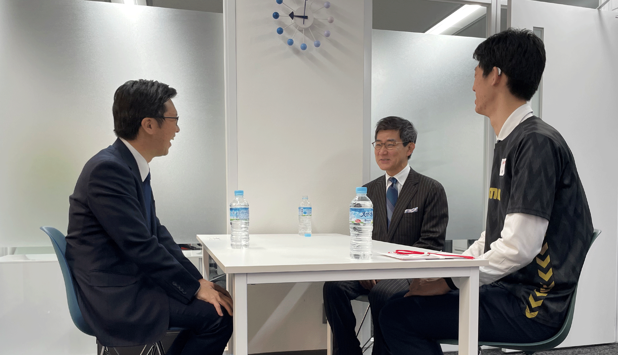 歓談する小林選手、伊木市長、松崎社長