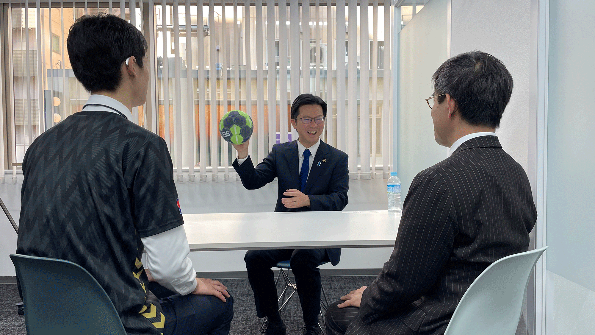 ハンドボールを手に持つ伊木市長