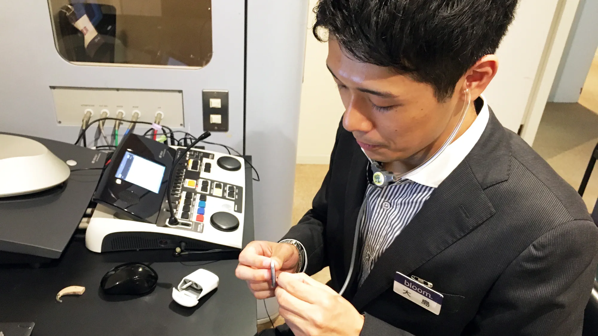 補聴器専門店ブルーム補聴器を調整する様子16x9