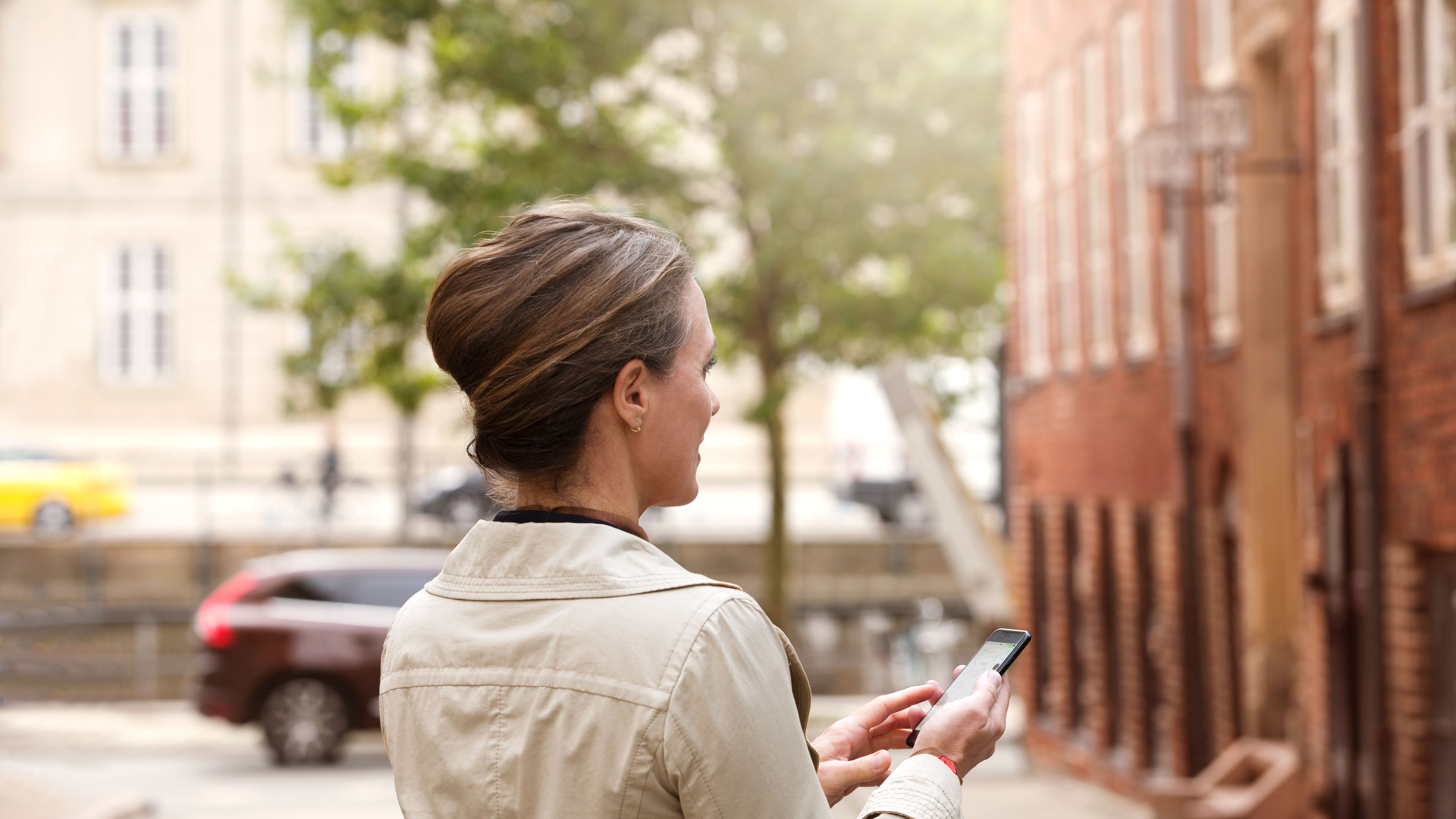 Frau am Telefon, die wegen Hörverlust Mühe hat, das Gespräch zu verstehen.