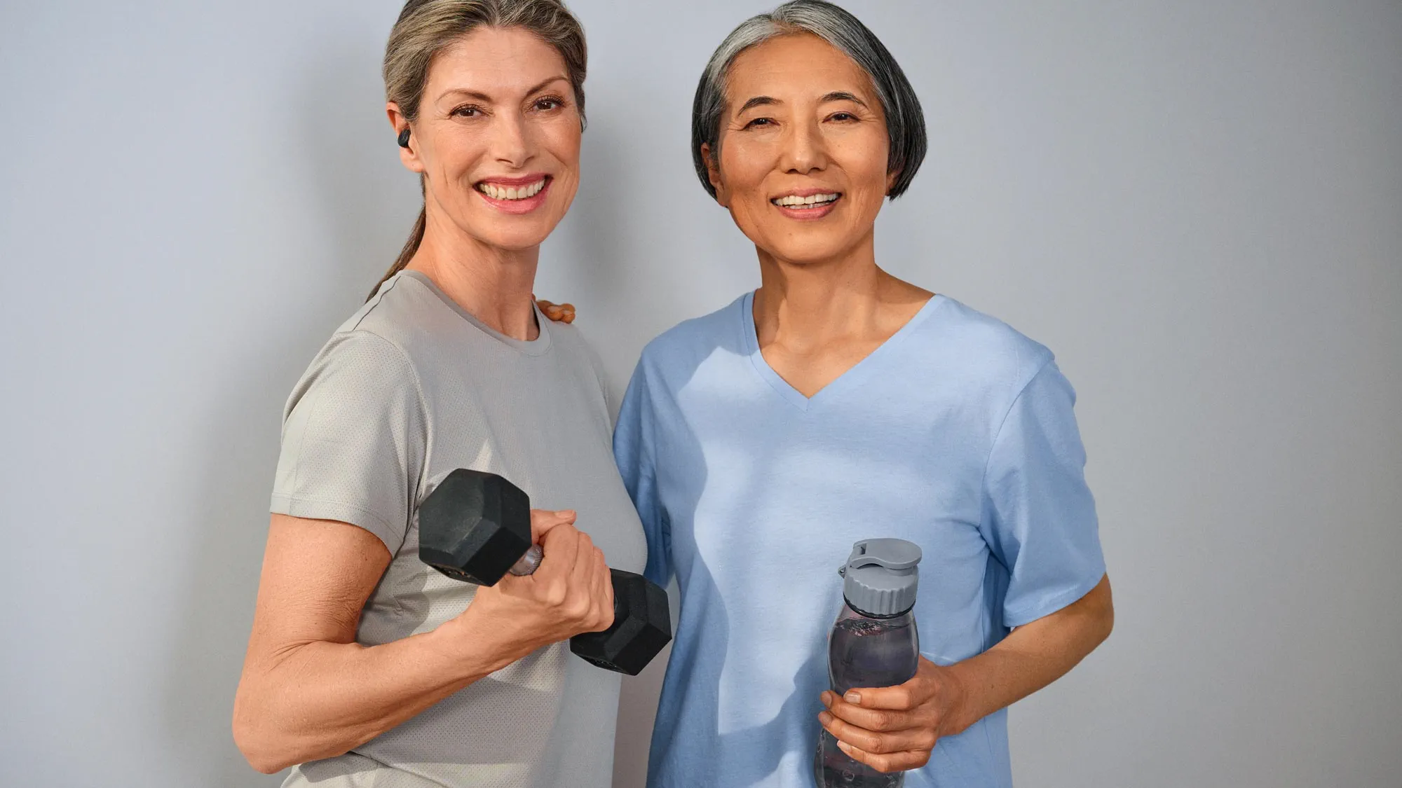 Porträt von Frauen im Fitnessstudio, alle tragen Hörgeräte.