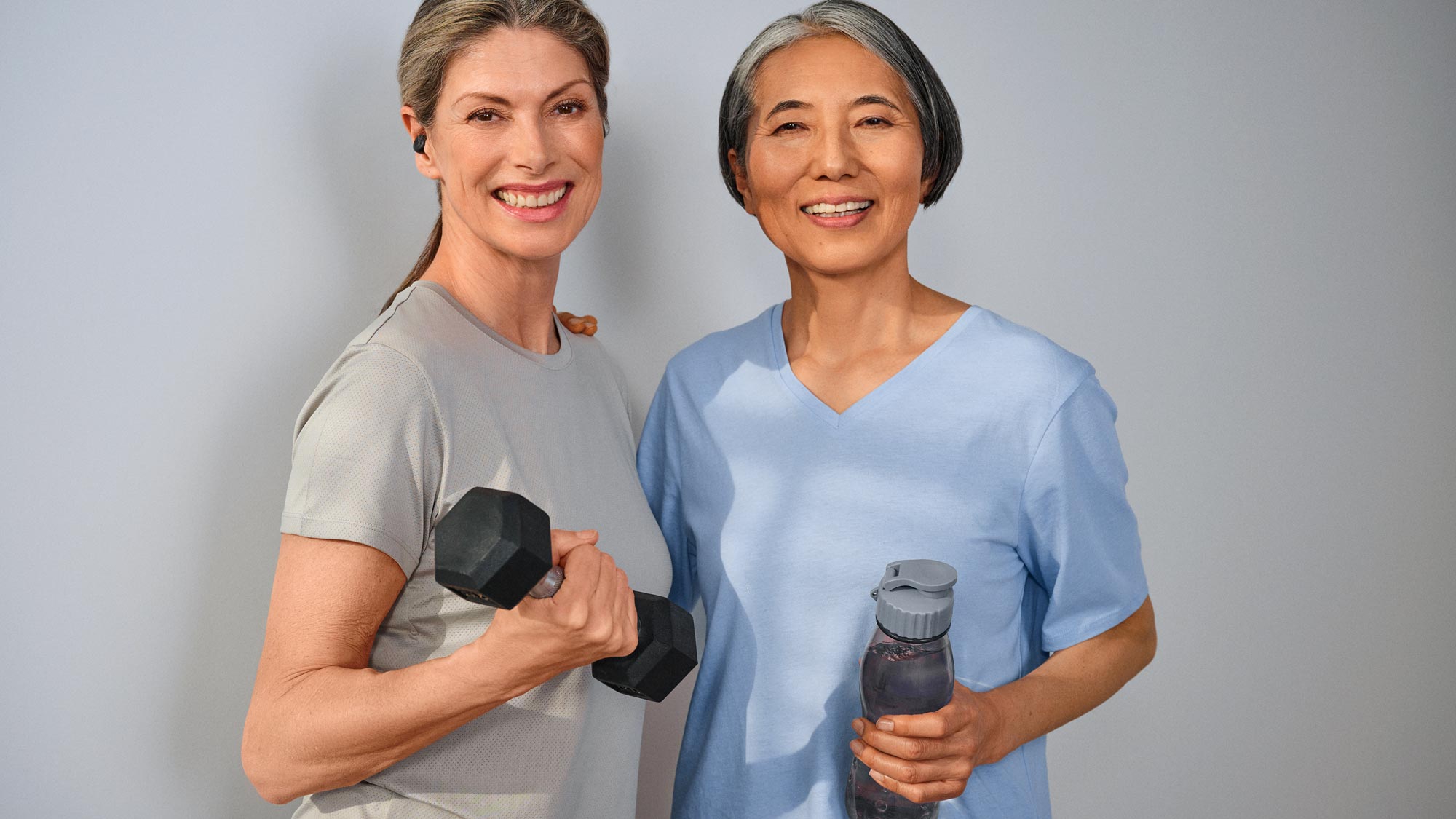 Porträt von Frauen im Fitnessstudio, alle tragen Hörgeräte.
