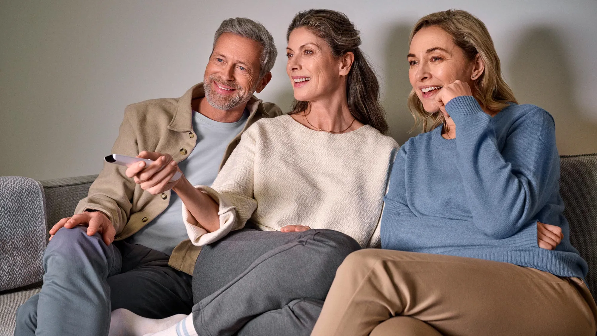 Gruppe von Freunden, die gemeinsam fernsehen und von besserem Hören profitieren.