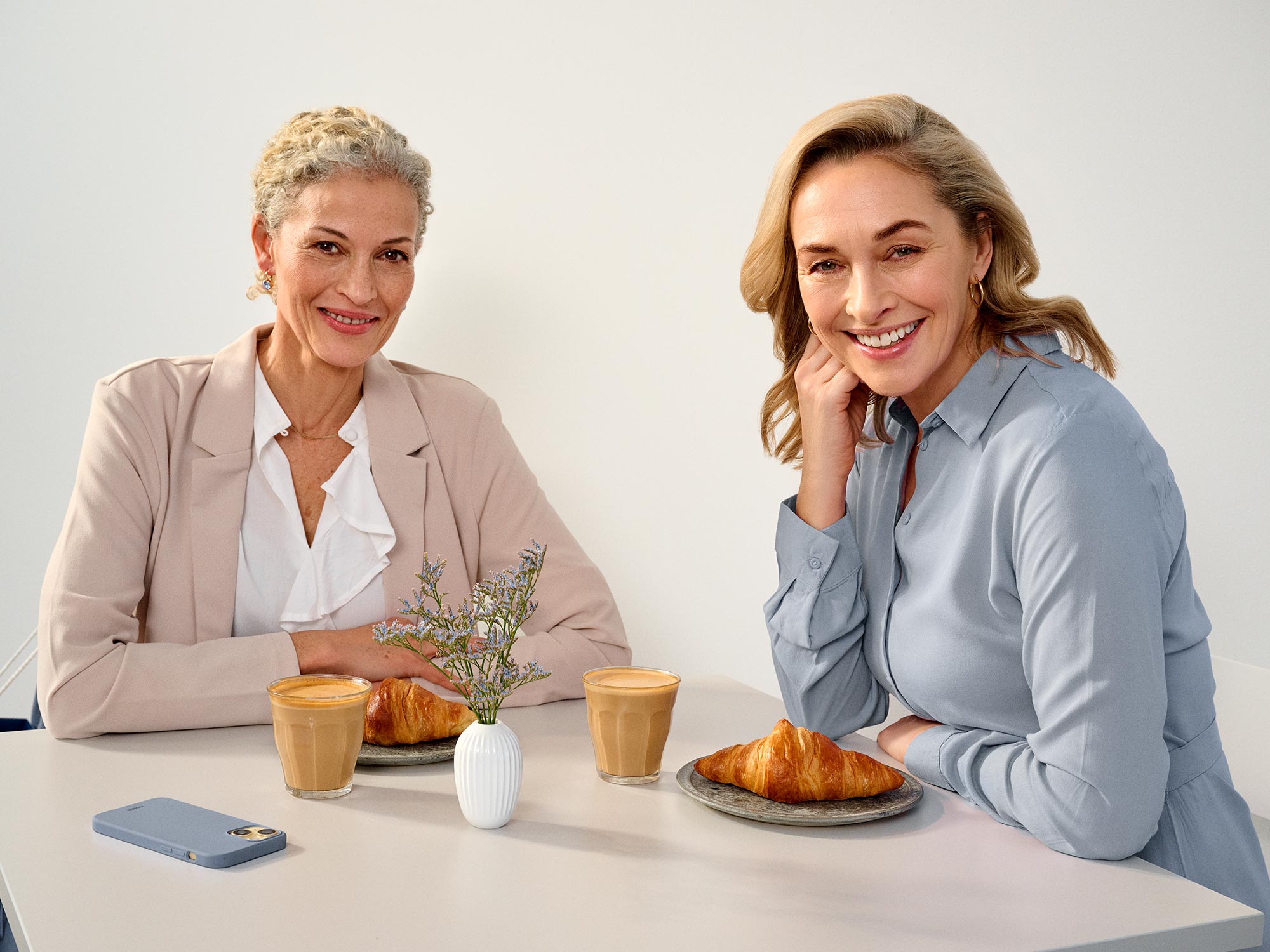 Freunde genießen die Zeit in einem Café und tragen Hörgeräte.
