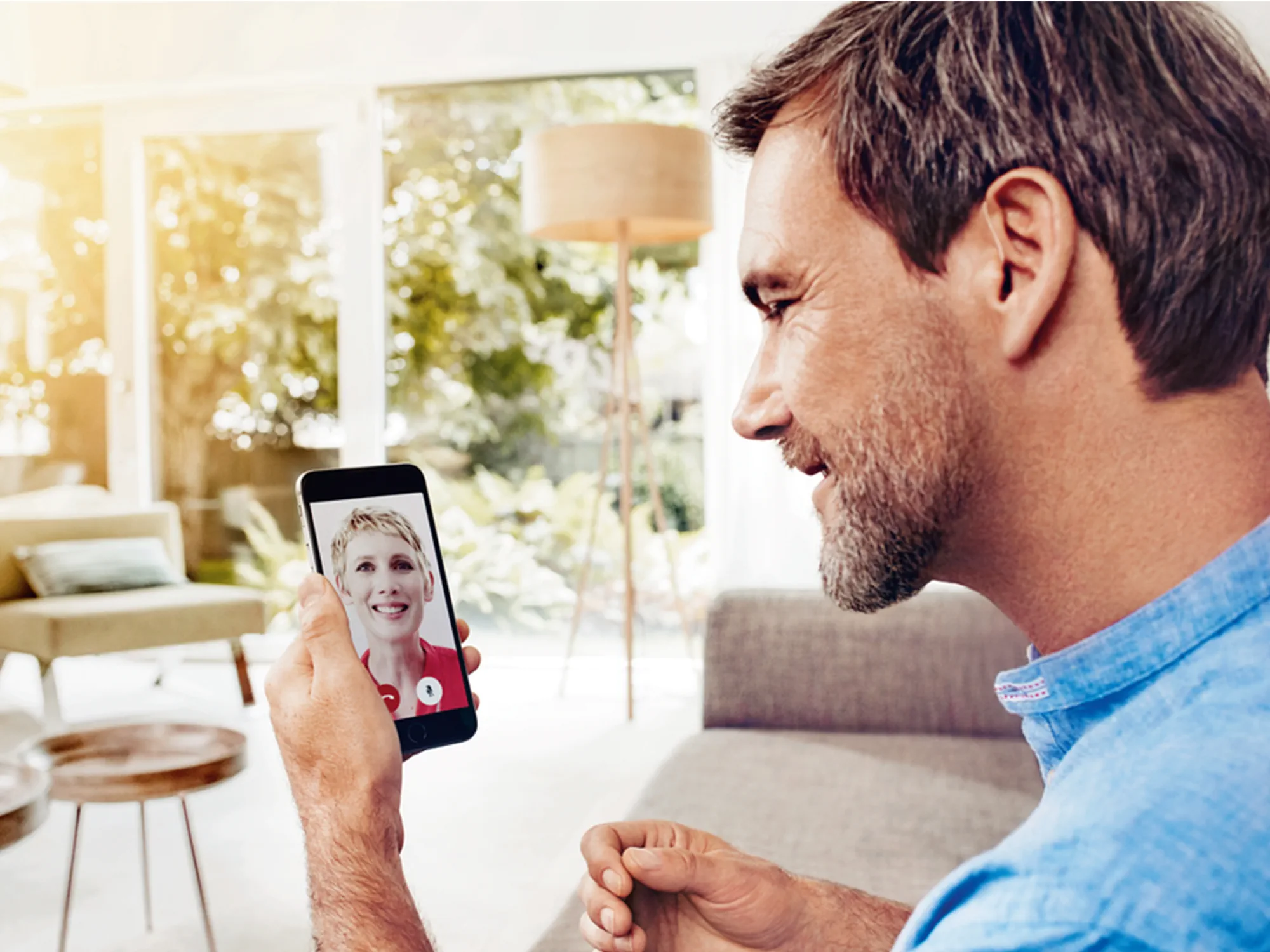 Signia TeleCare - man getting remote support from his hearing specialist.
