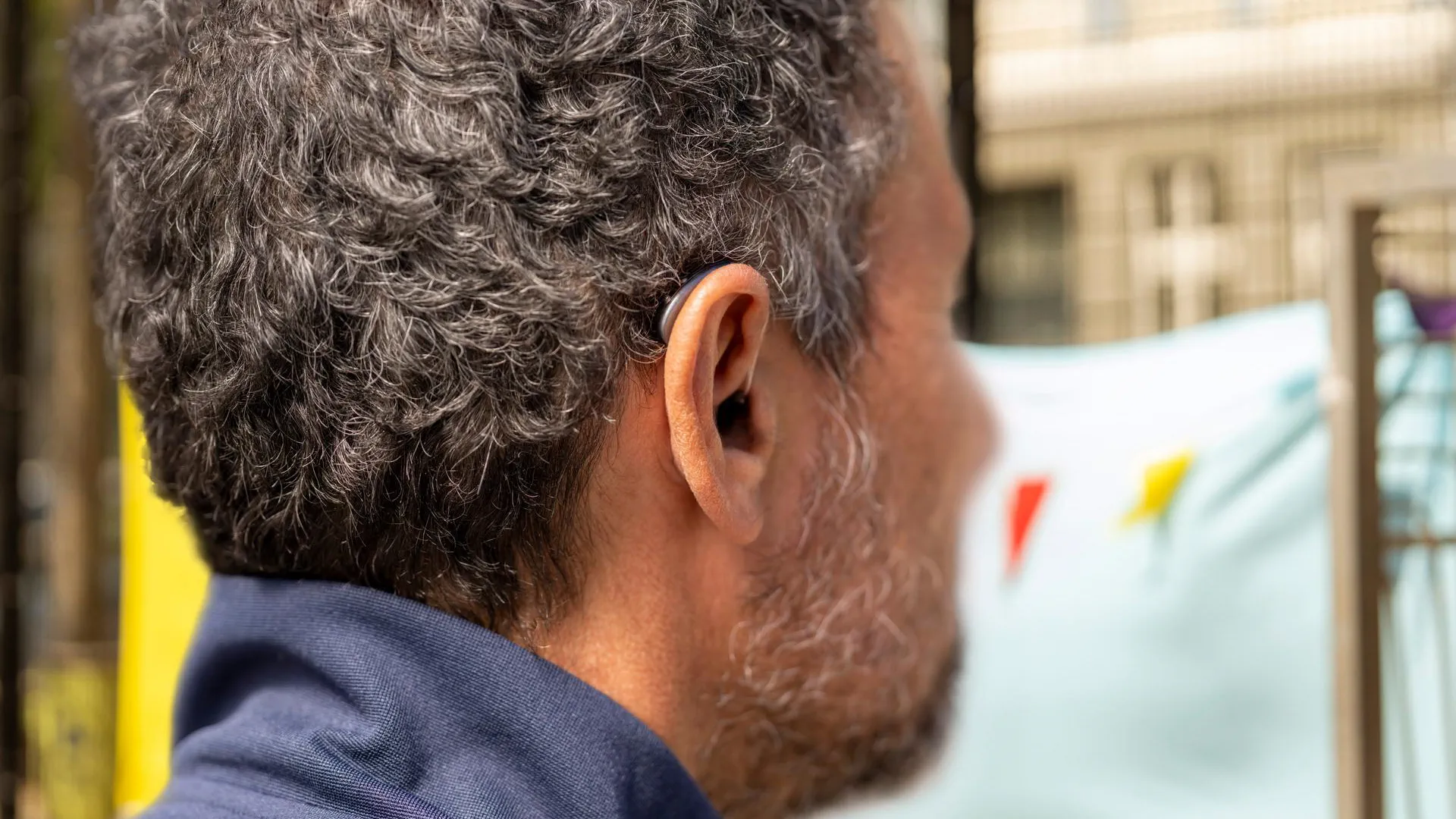 Man wearing Signia IX hearing aids backside. 