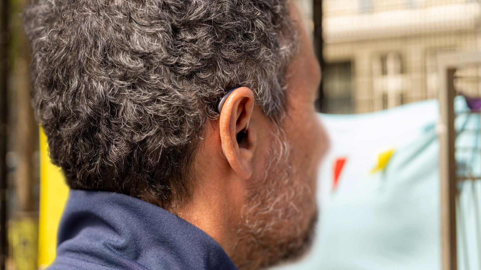 Man wearing Signia IX hearing aids backside. 