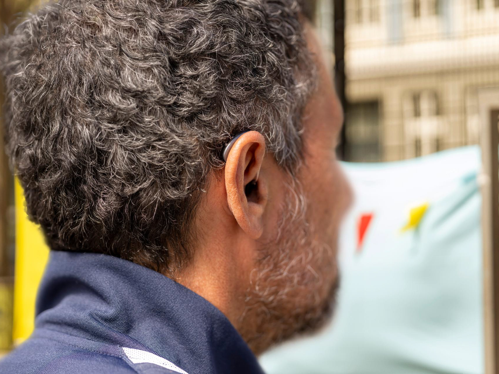 Man wearing Signia IX hearing aids backside. 