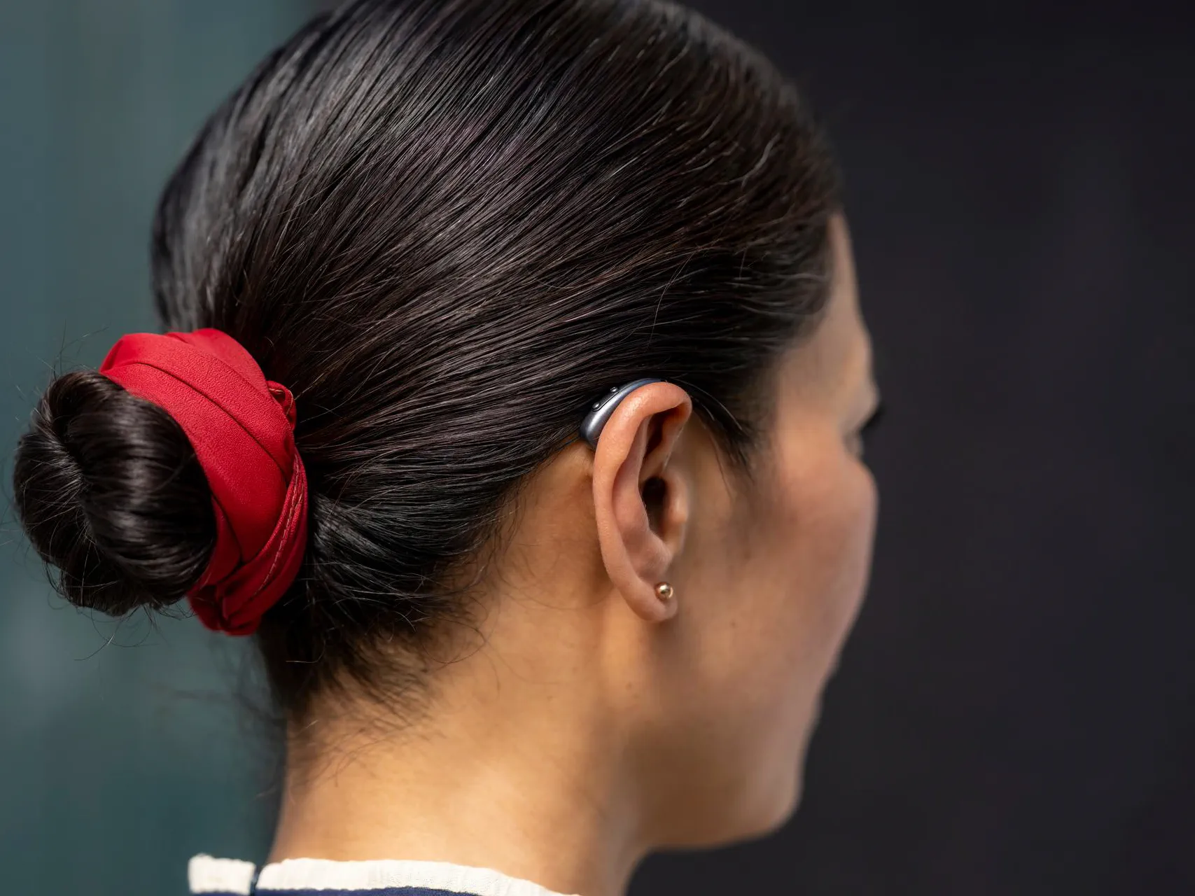 Woman wearing Signia IX hearing aids backside. 