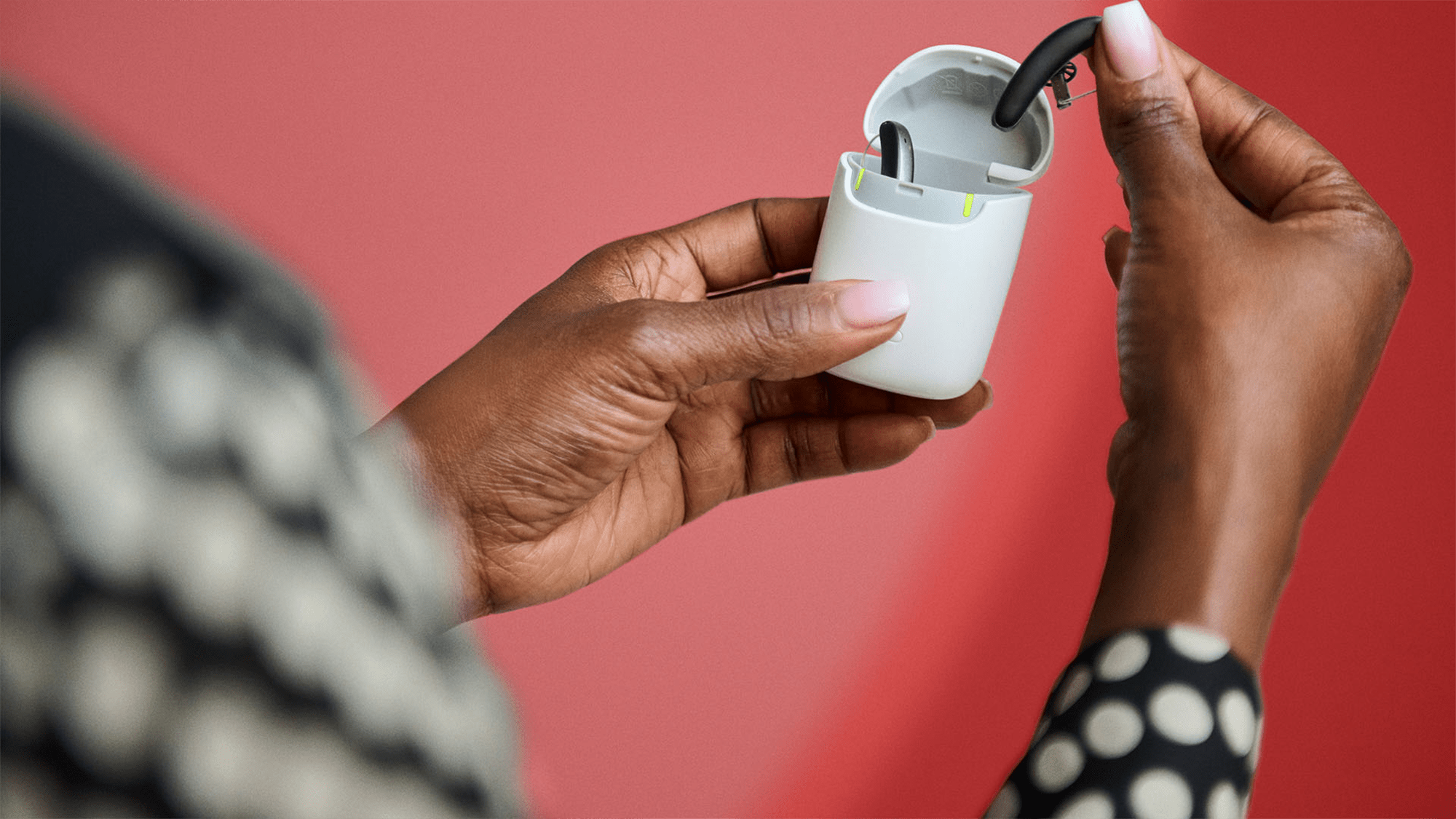 Signia Styletto IX charger held in hand
