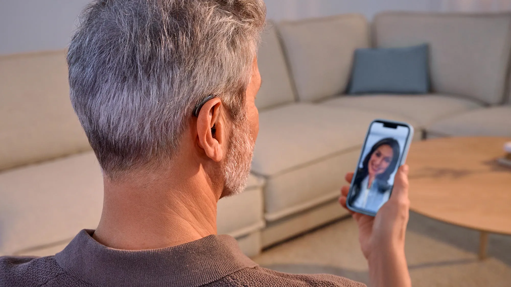 Mann telefoniert mit Signia Pure Hörgeräten