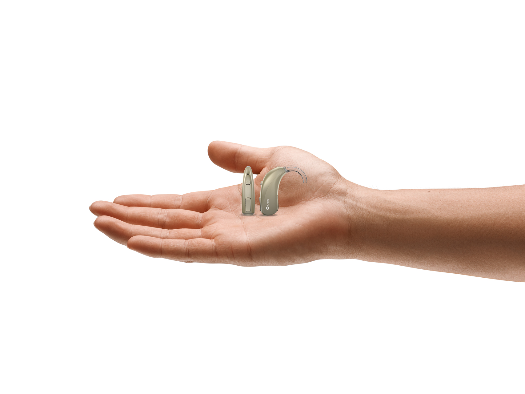 Widex moment behind the ear 13 D in a honey blonde colour, represented in a hand to show the true size of the hearing aid. 