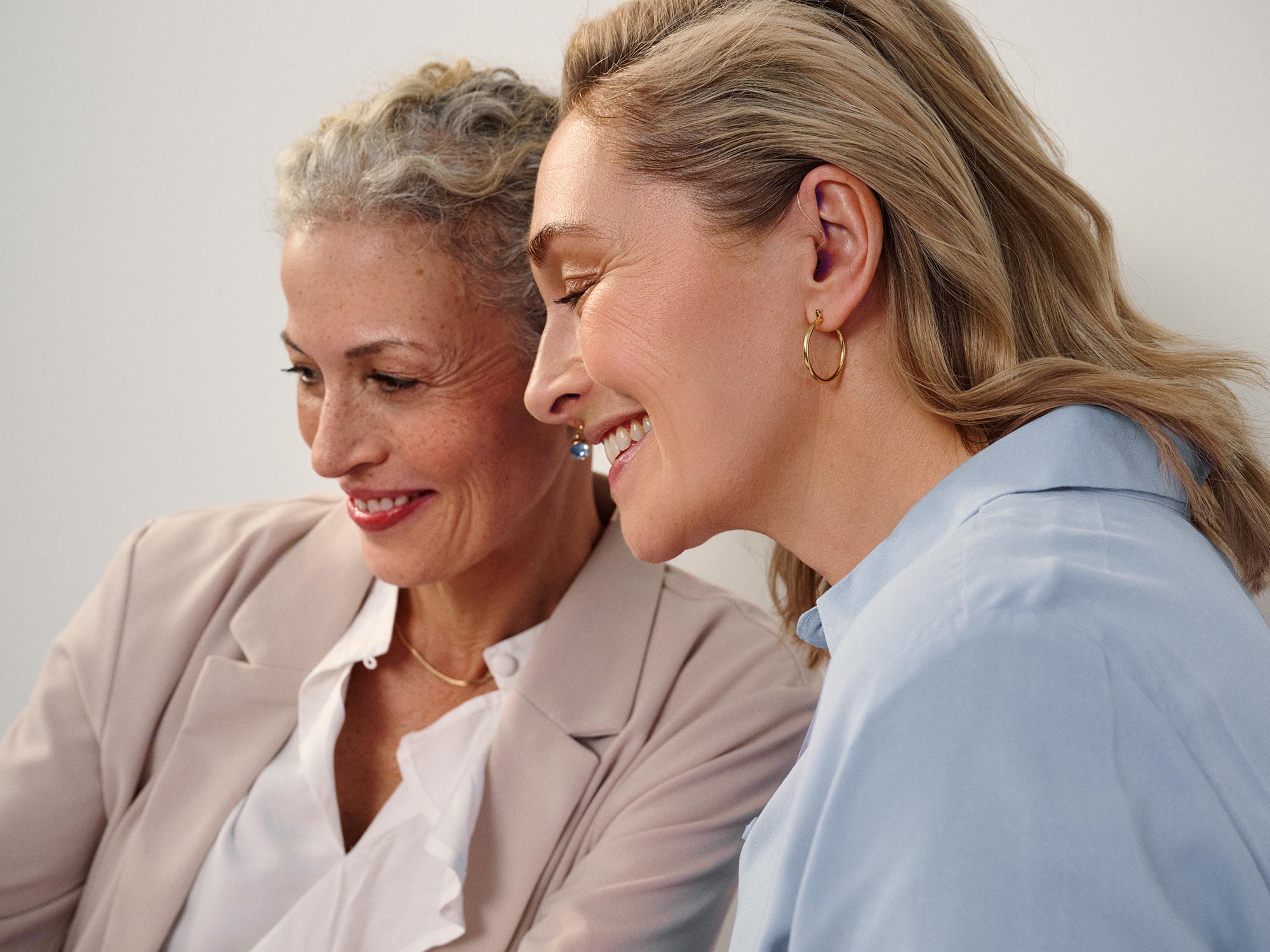 Frauenfreundinnen tragen Widex Smart RIC Hörgeräte und genießen den großartigen Klang.
