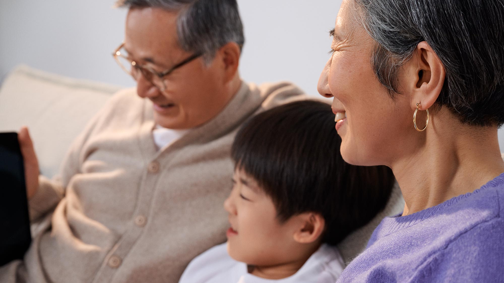 grandparents-watch-technology-hearing-aids-16x9