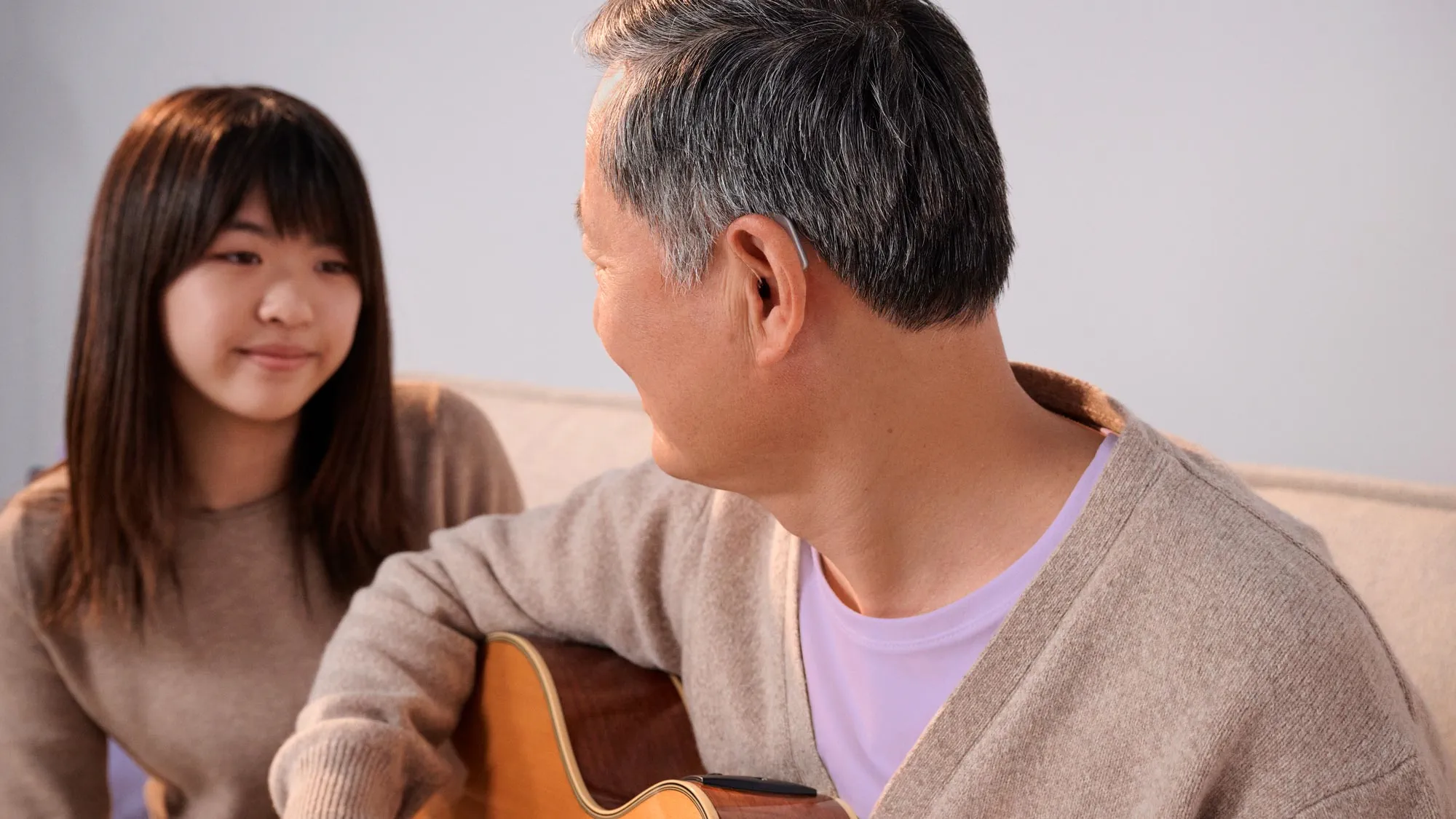 おじいちゃんとギターを弾く女の子。聴力が改善していることがわかります。