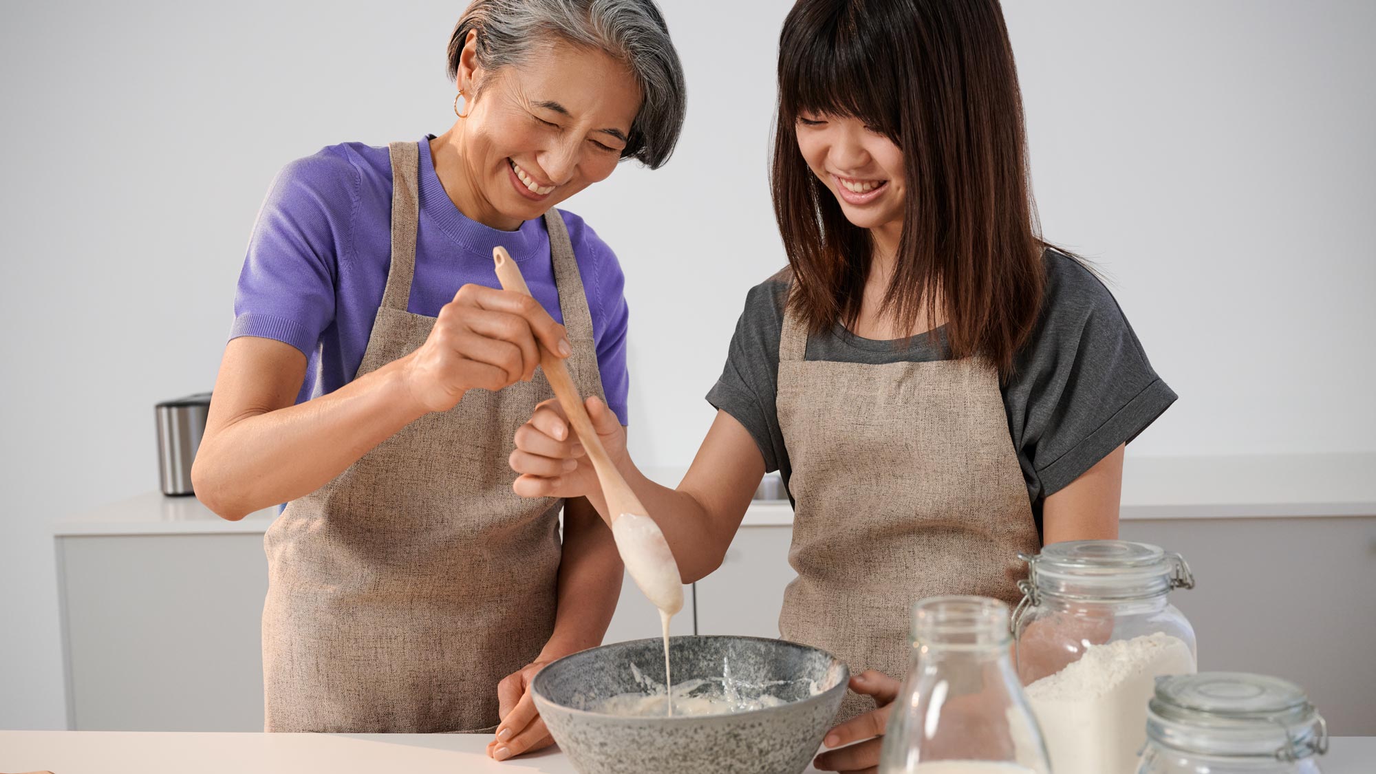 祖母は家族と一緒に料理をしながら、聴力の改善を祝っています。