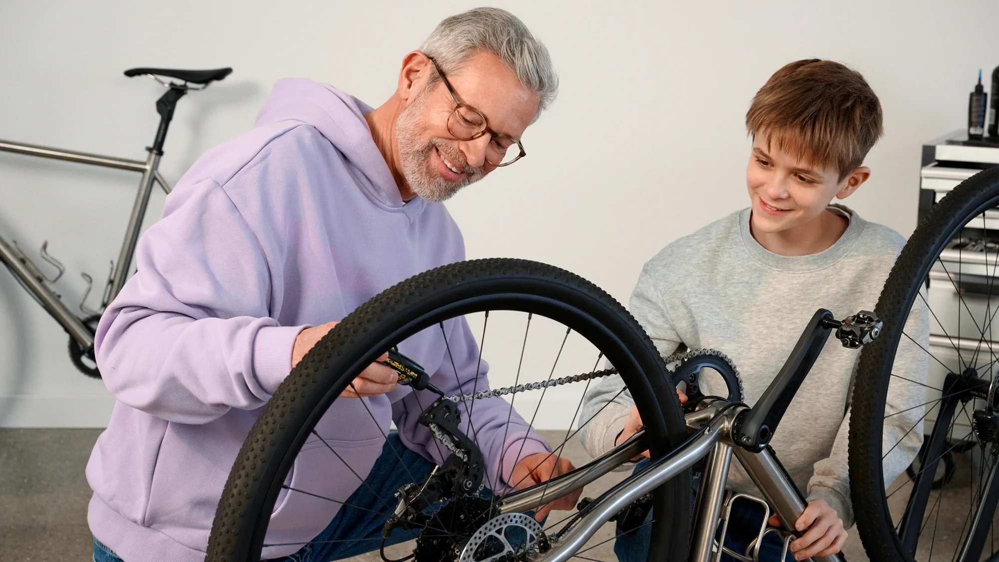 自転車を調整する祖父母、補聴器を装用。