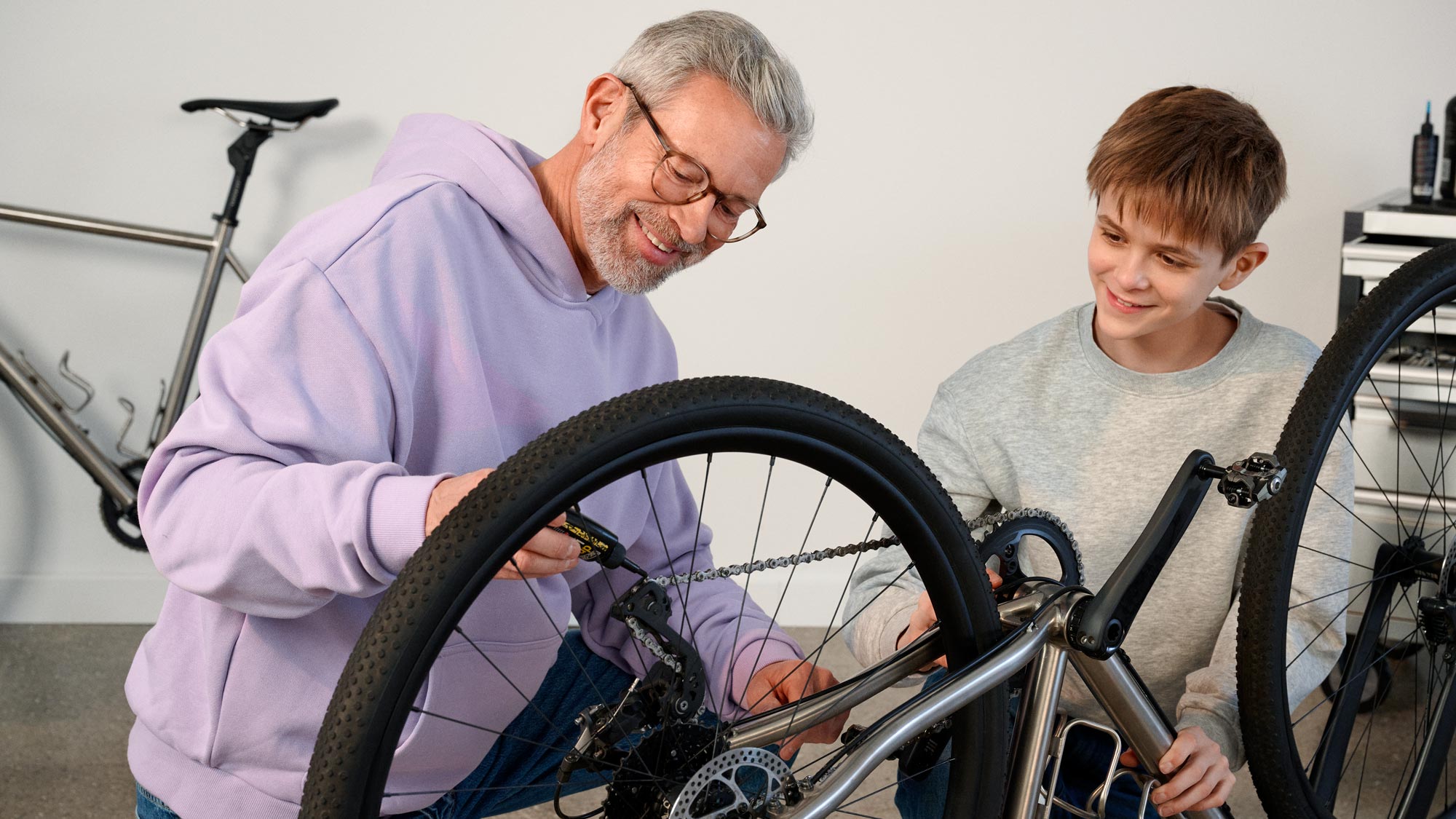 自転車を調整する祖父母、補聴器を装用。