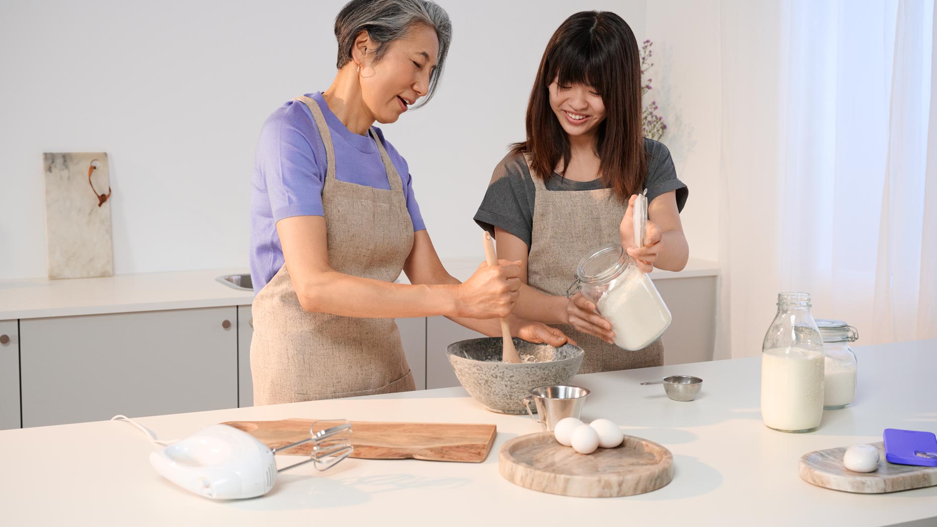 キッチン おばあちゃん 料理 補聴器