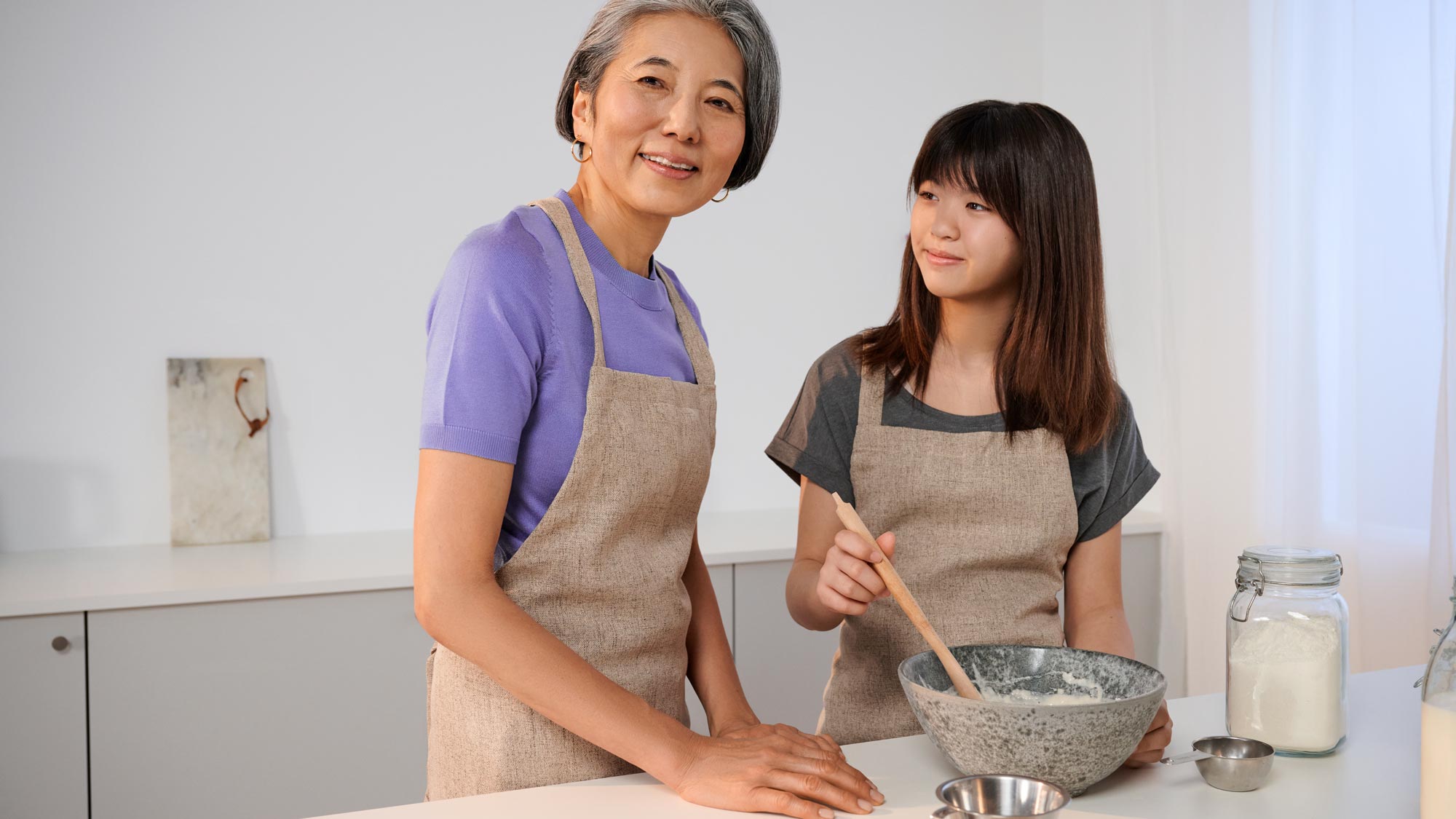 キッチン おばあちゃん 女の子 ベーキング 難聴
