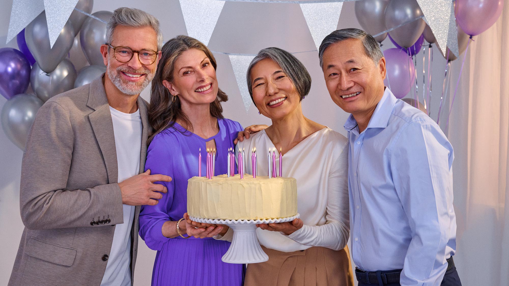 誕生日に補聴器をつけて笑顔を見せる友人たち。