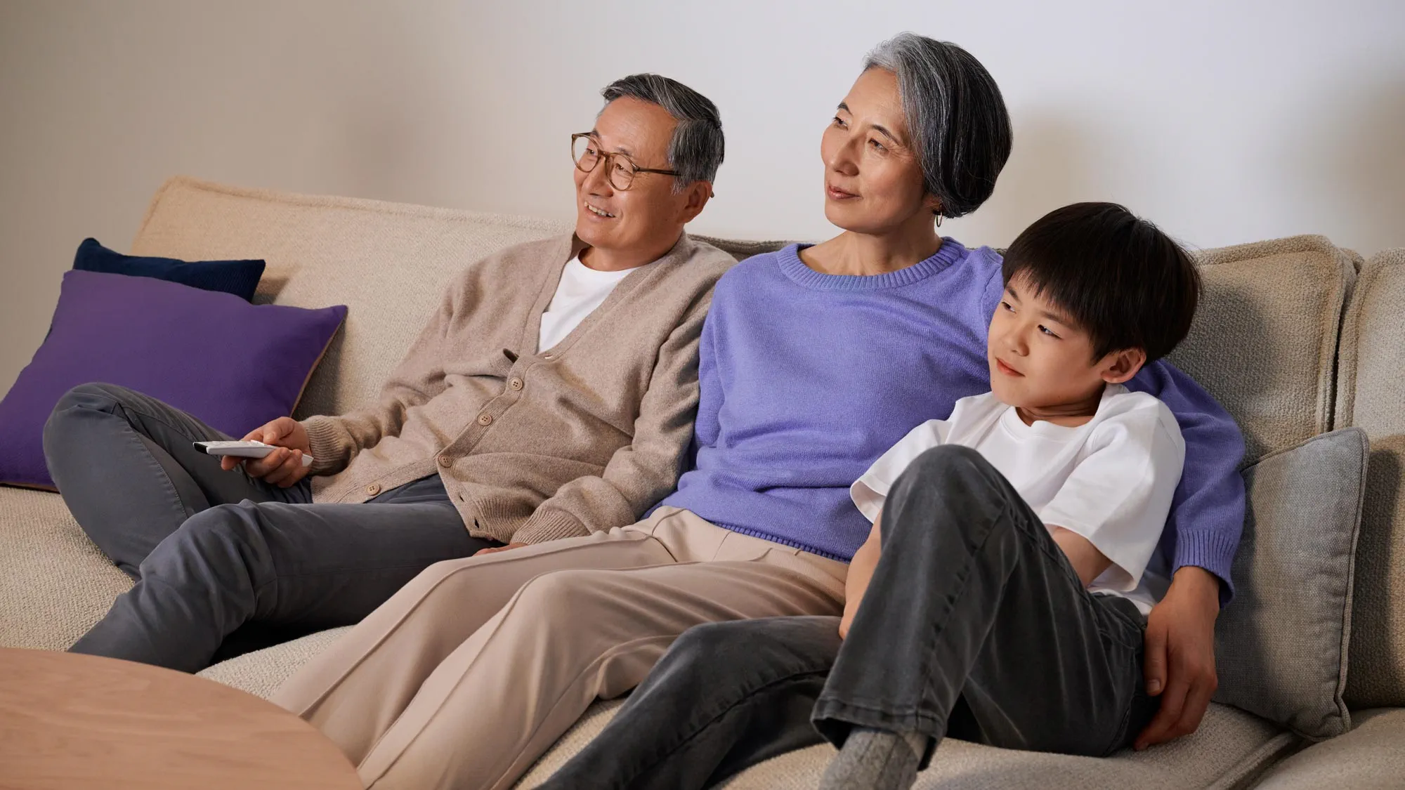 きこえに配慮したリビングルームでテレビを見る家族