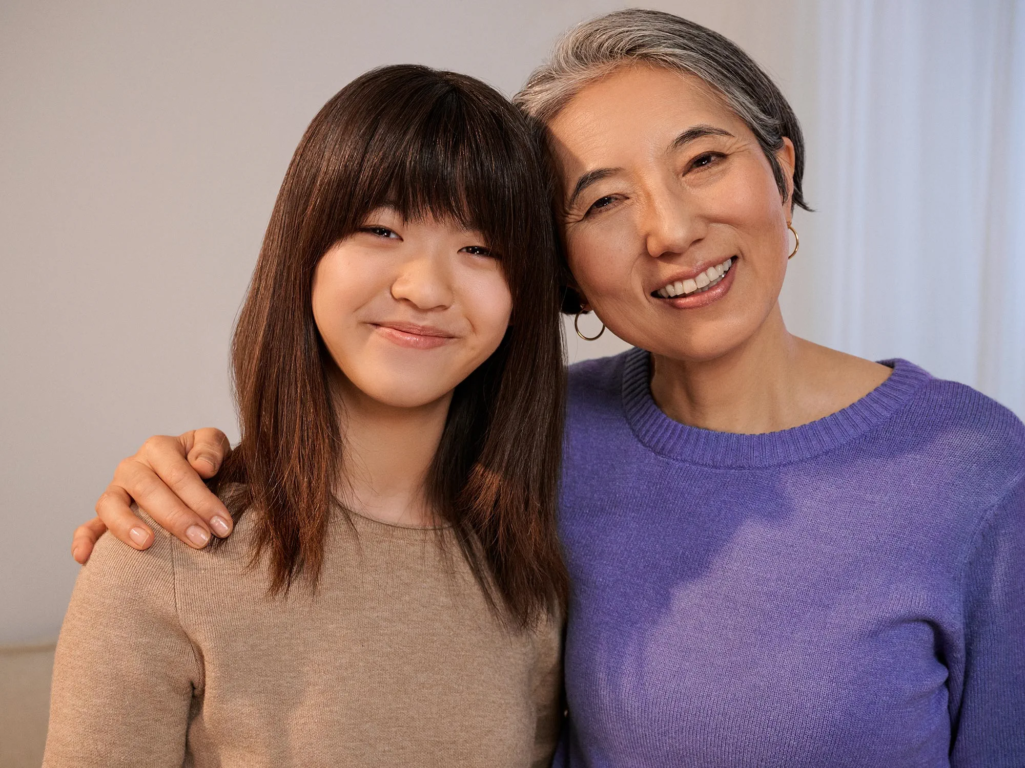 補聴器を装着した少女とそのおばあちゃんの肖像画。