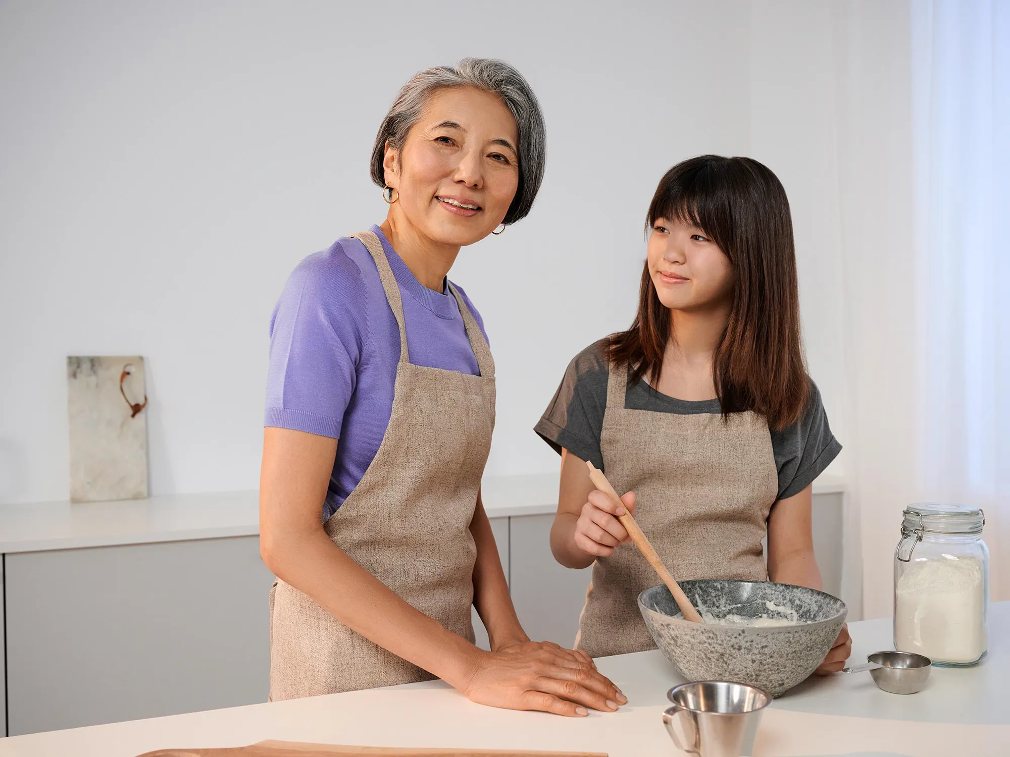 キッチン おばあちゃん 女の子 ベーキング 難聴