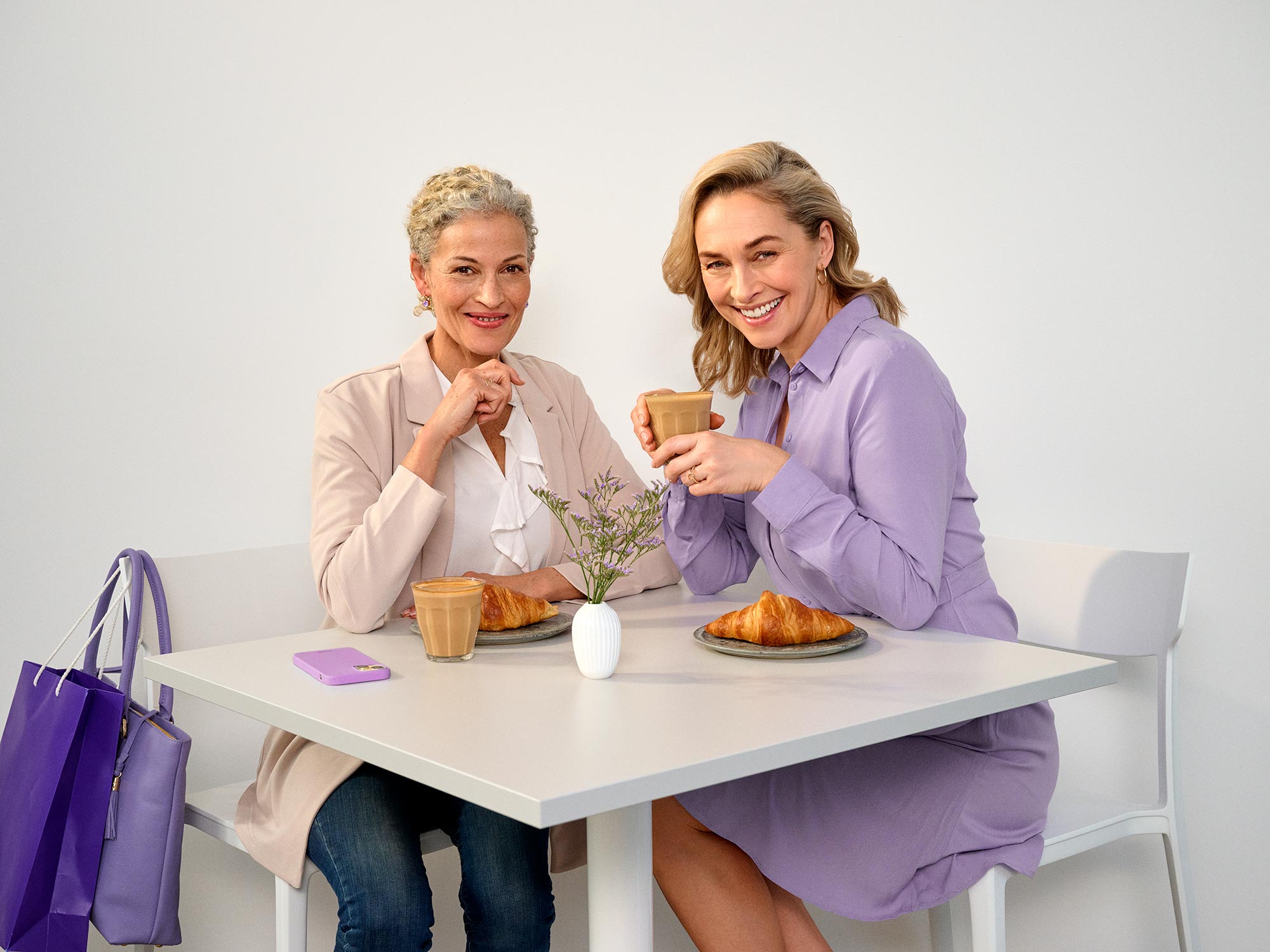 friends-sitting-cafe-hearing-aids-4x3