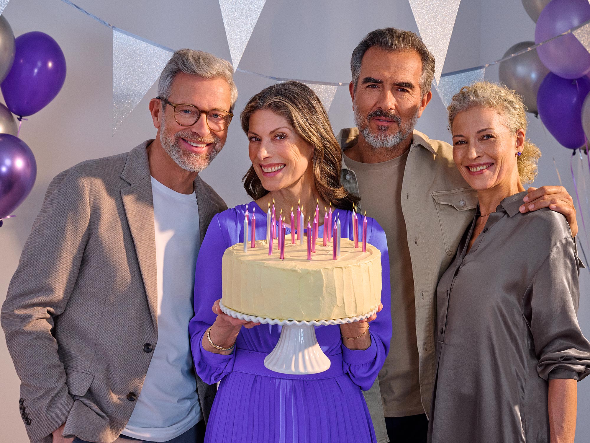 Amigos felizes a celebrar um aniversário, a usar aparelhos auditivos.