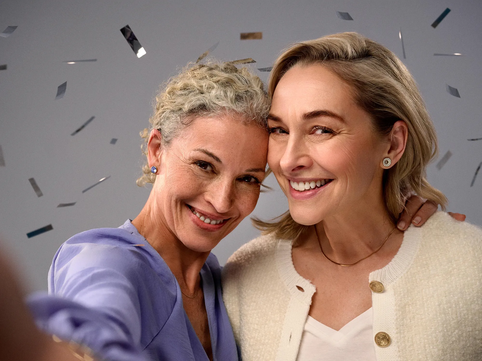 Amigas com aparelhos auditivos a celebrar