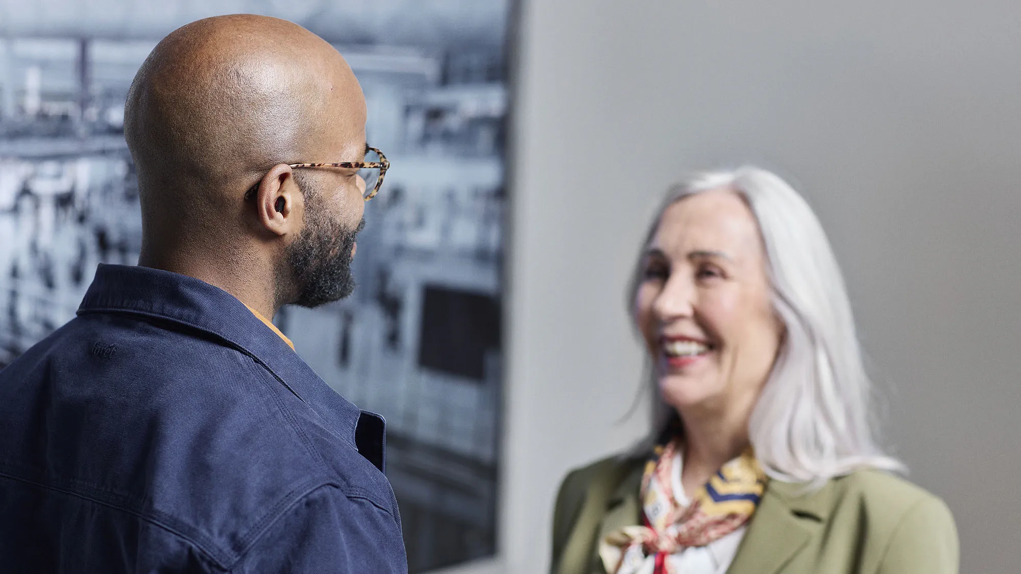 Man wearing Signia Insio Charge&Go CIC IX hearing aids while talking to lady