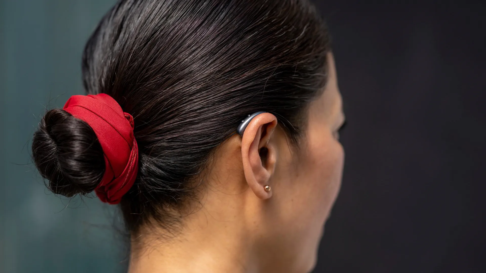 signia-ix-woman-in-ear-hearing-aids-16x9