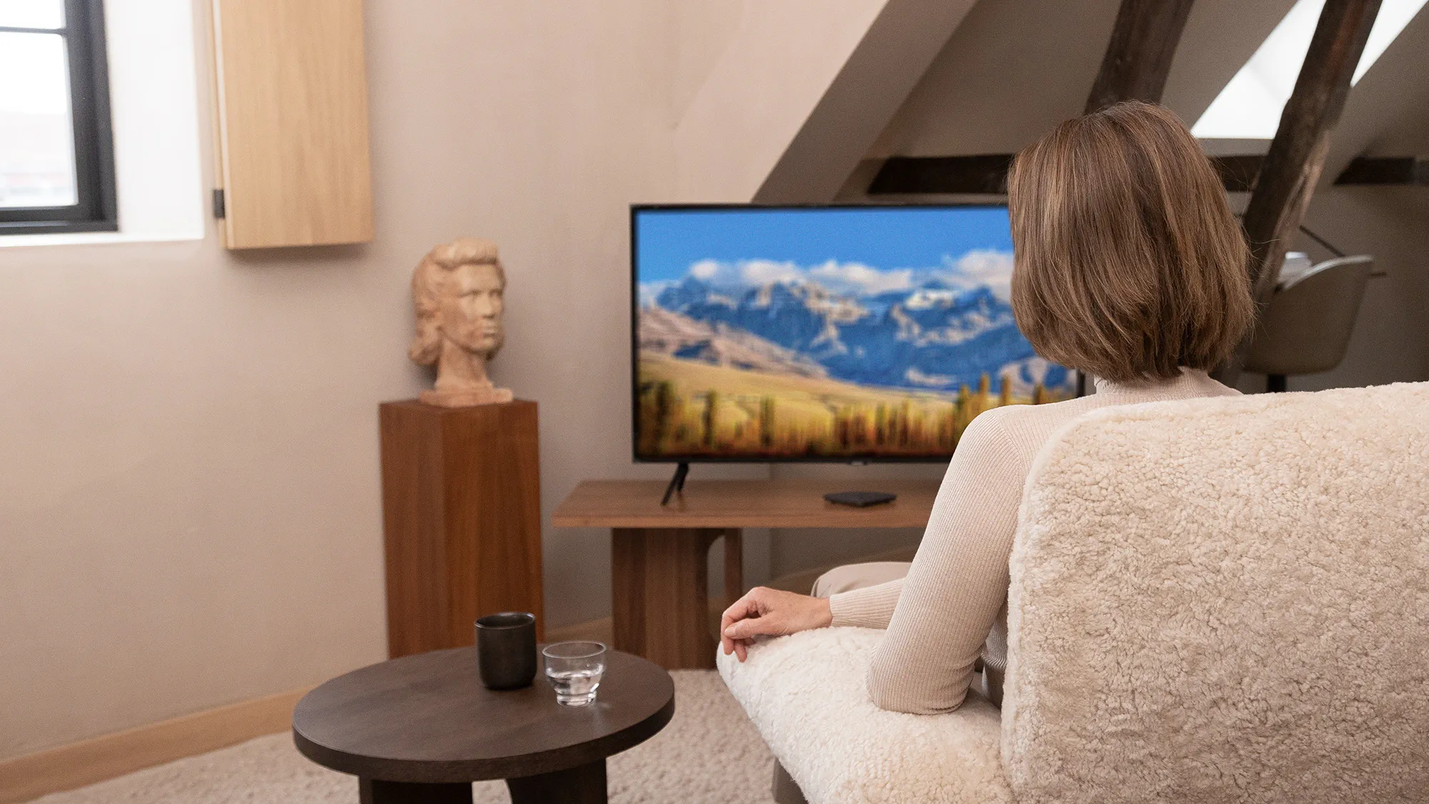 Widex TV Play 配件：祖父母在電視前使用配件