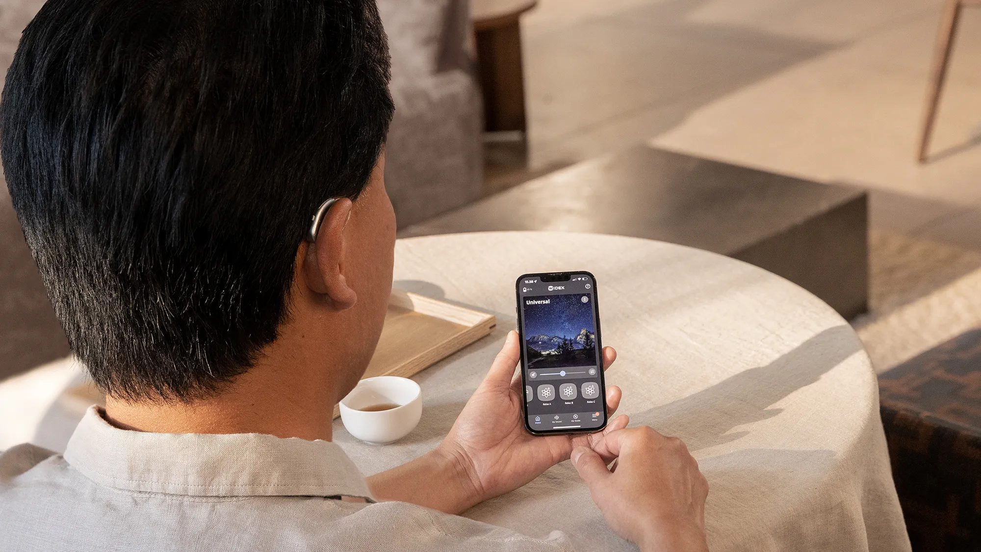 widex-moment-sheer-pure-sound_cafe-man-sRIC-behind-16x9