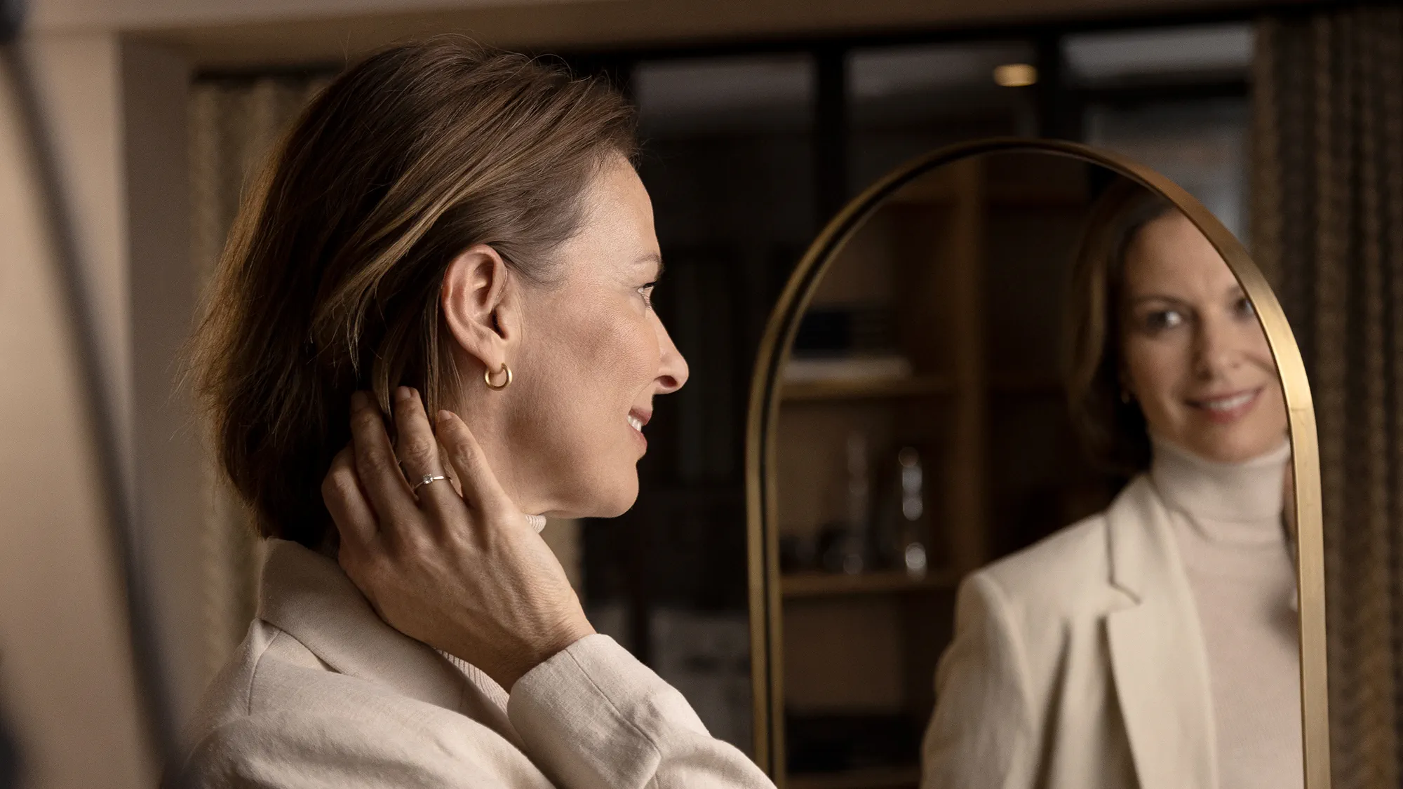 widex-moment-sheer-woman-wearing-hearing-aid-16x9
