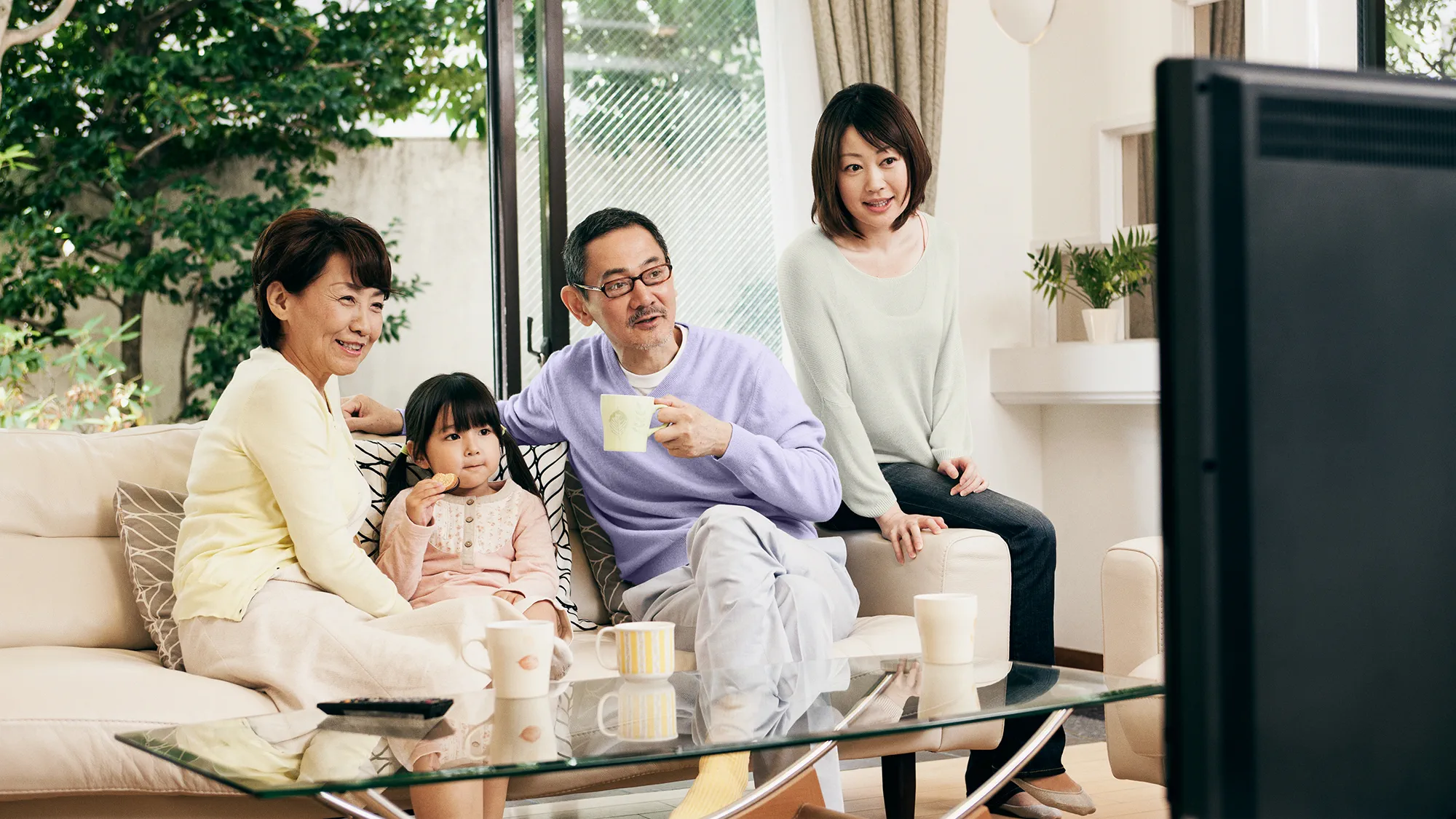 CROS補聴器を着けると、家族みんなで一緒にテレビを見ることができます