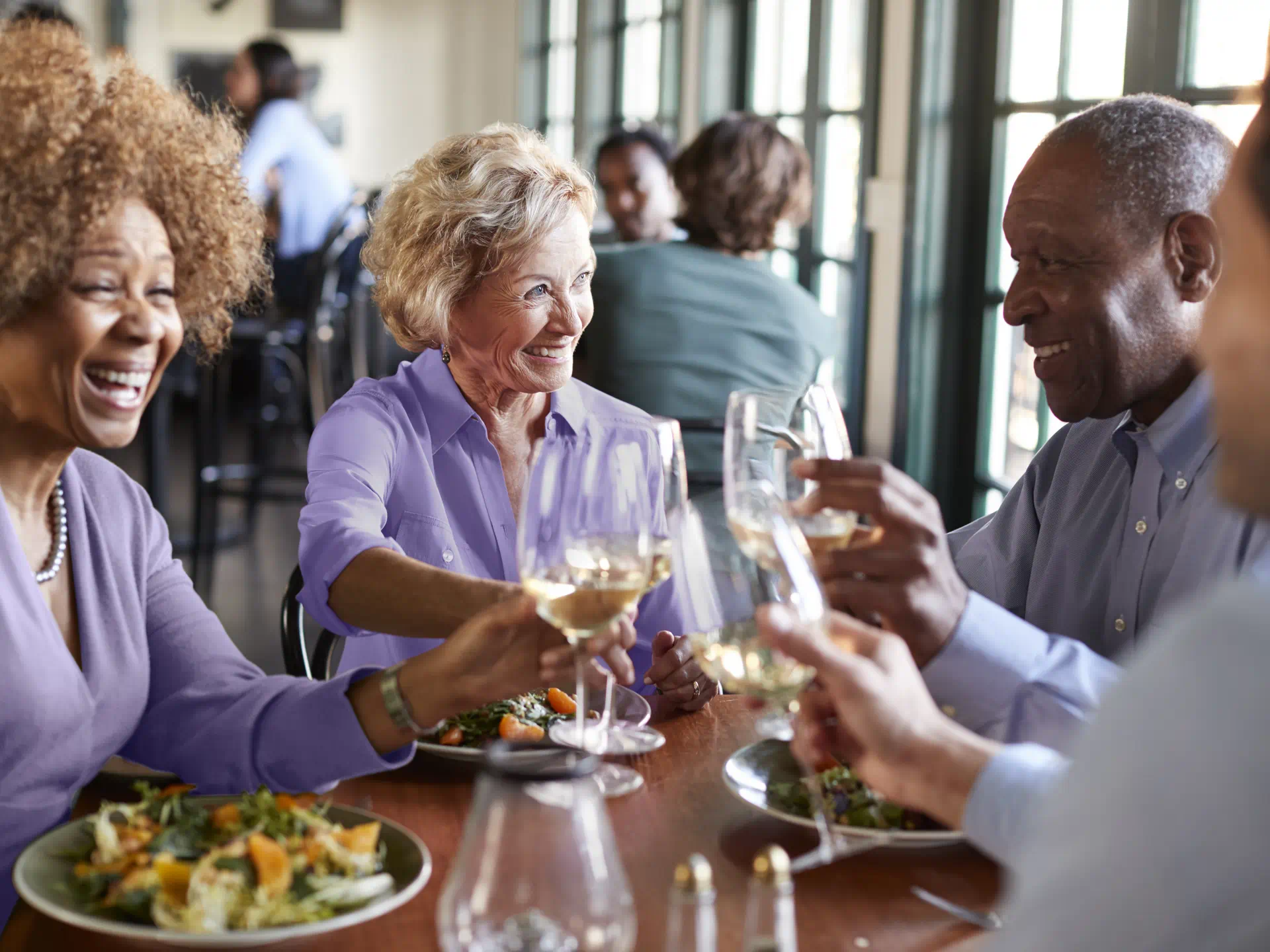 Freunde beim Abendessen in einem ruhigen Restaurant