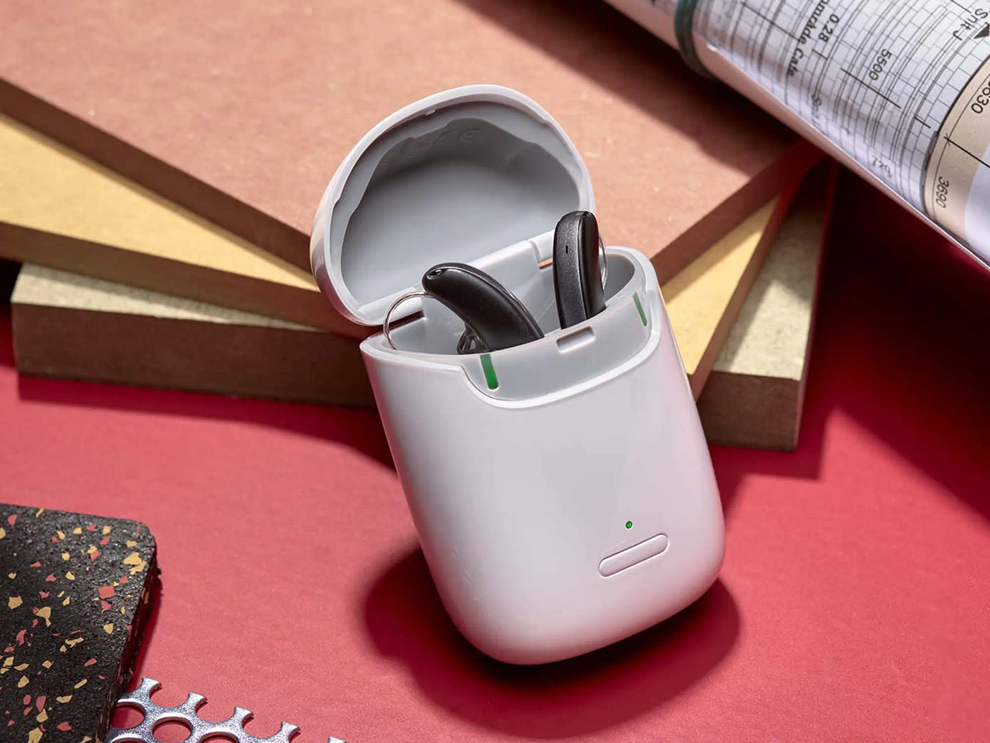 スタイレットIX補聴器-充電器内-テーブル上