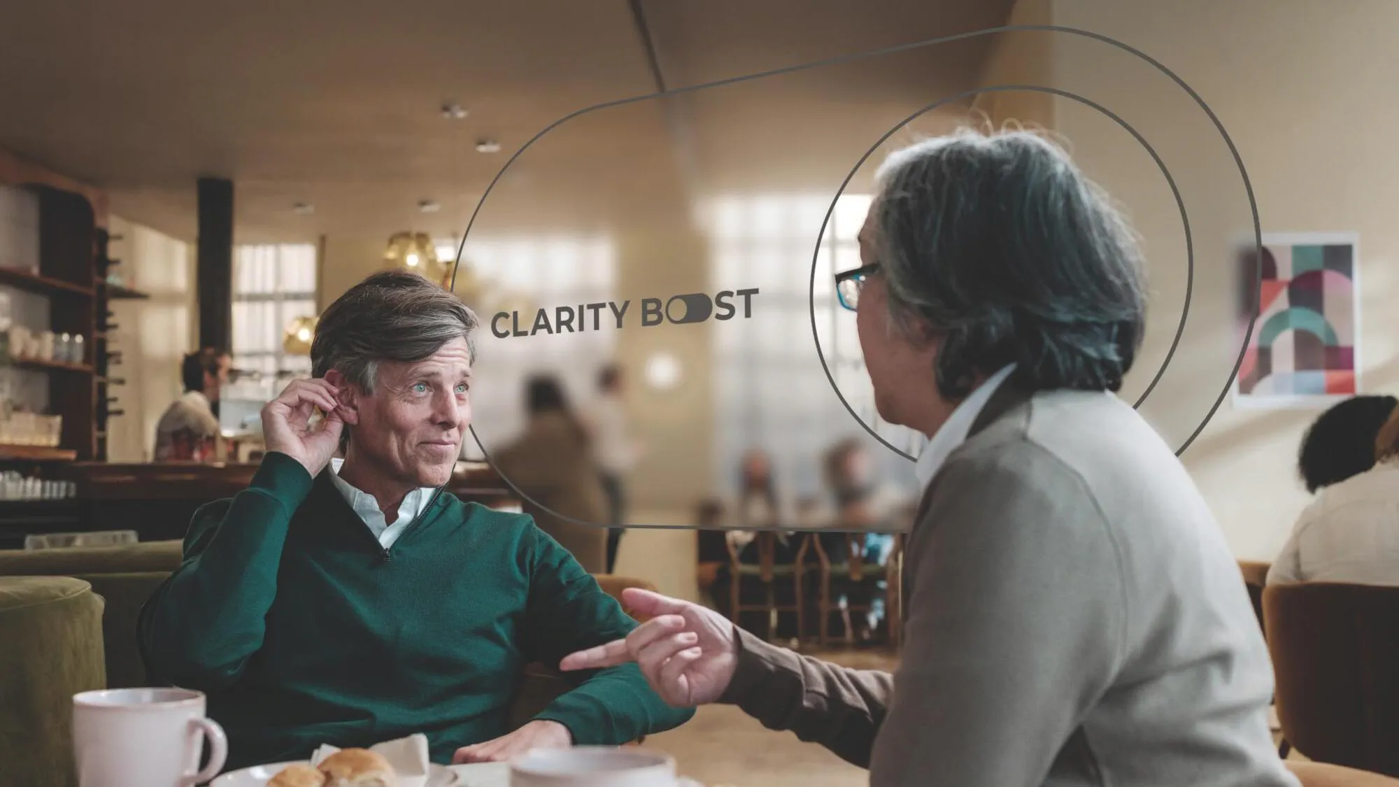 Amigos a conversar em café com o Allure AI RIC com Clarity boost