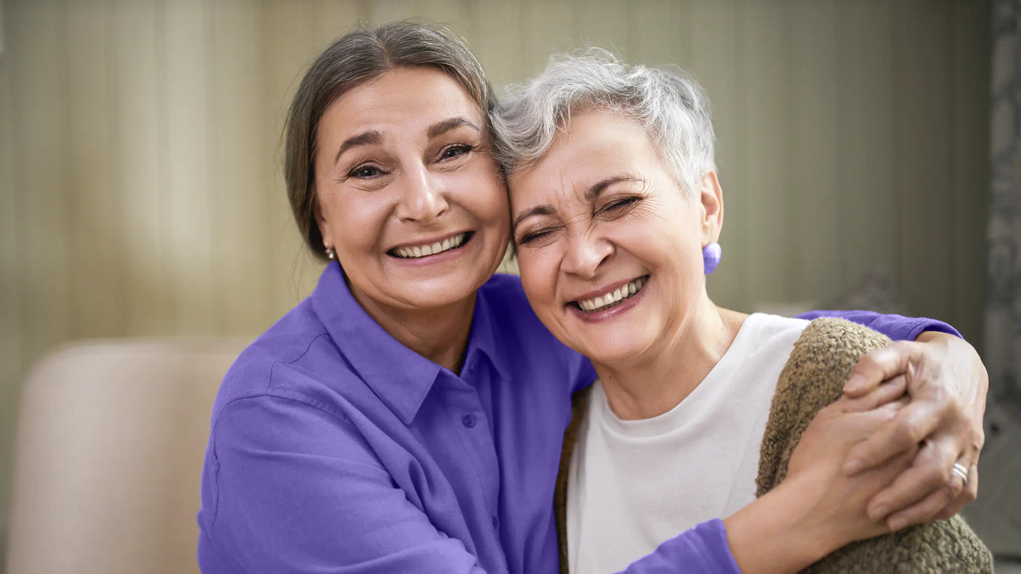 Amigas a dar um abraço com cumplicidade