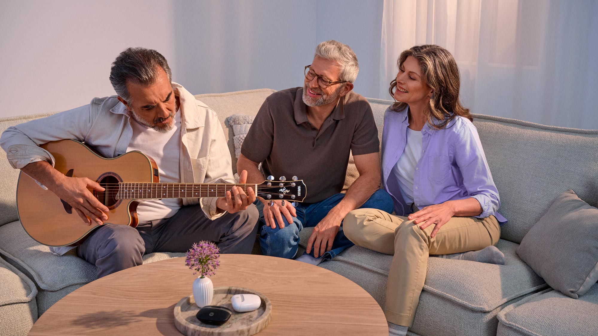 Grupo de amigos convive e ouve música