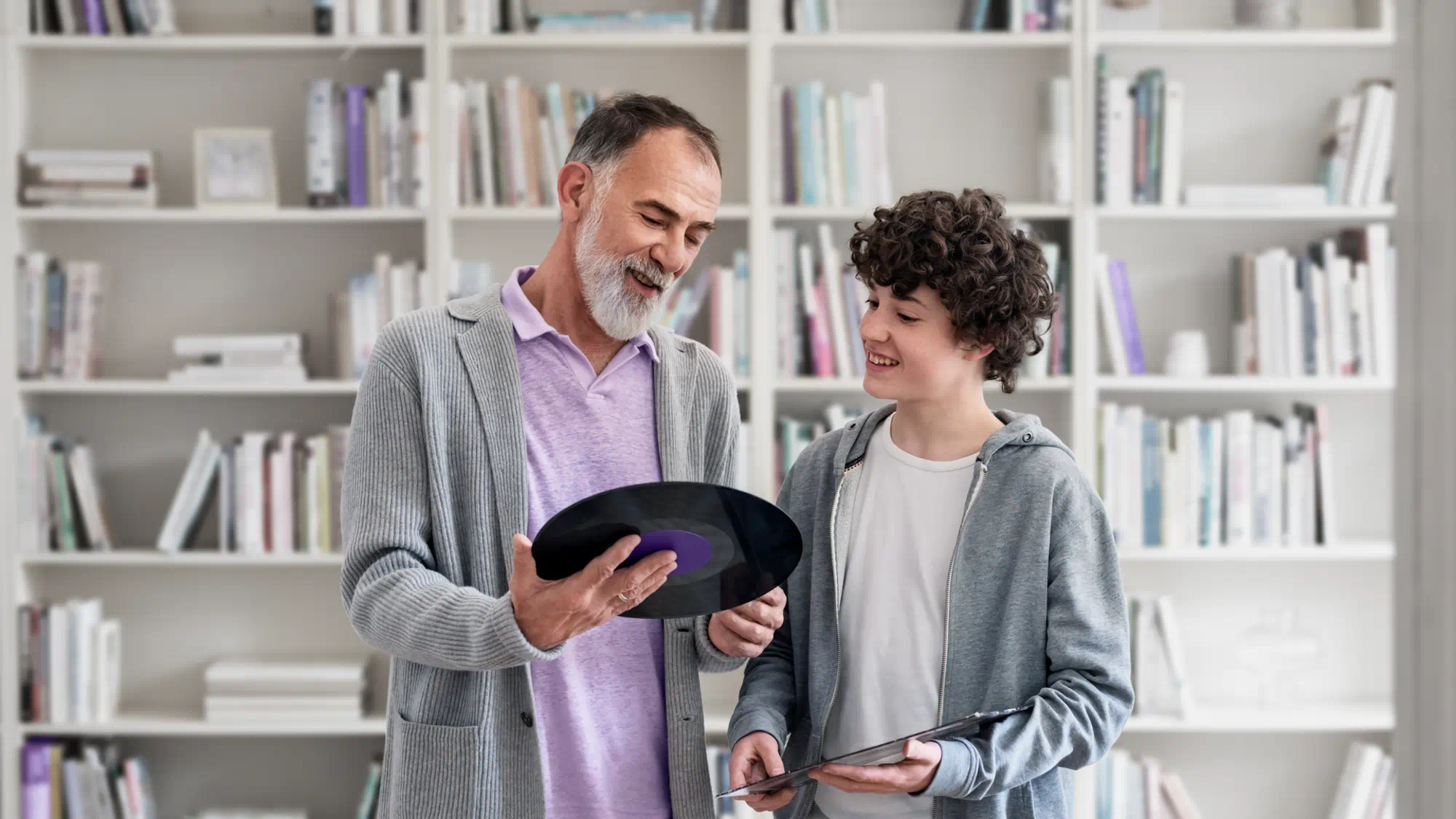 Avô e Neto escolhem disco de vinil para ouvir