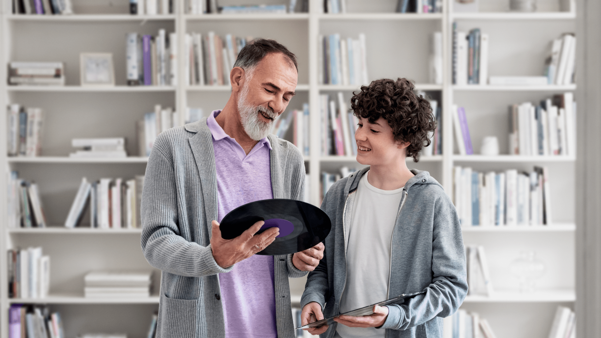 Avô e Neto escolhem disco de vinil para ouvir