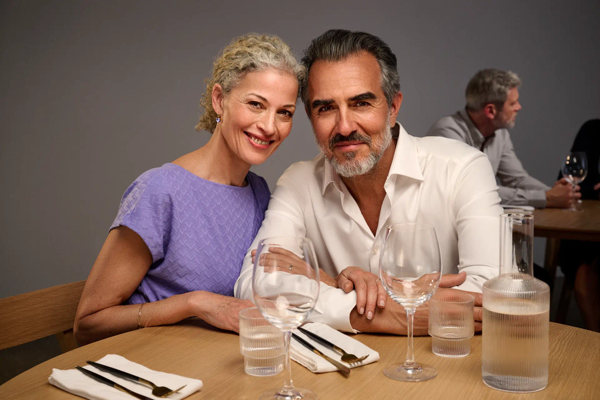 Casal em restaurante a pousar para a câmara