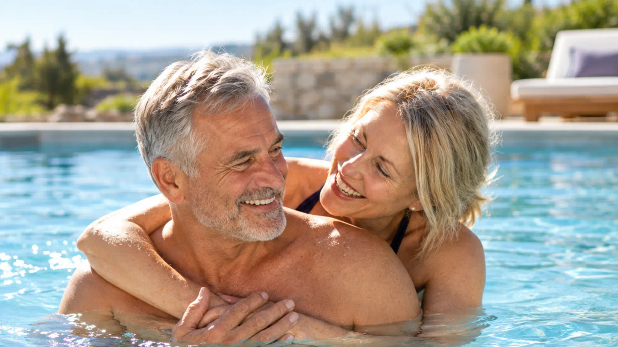 Casal na piscina